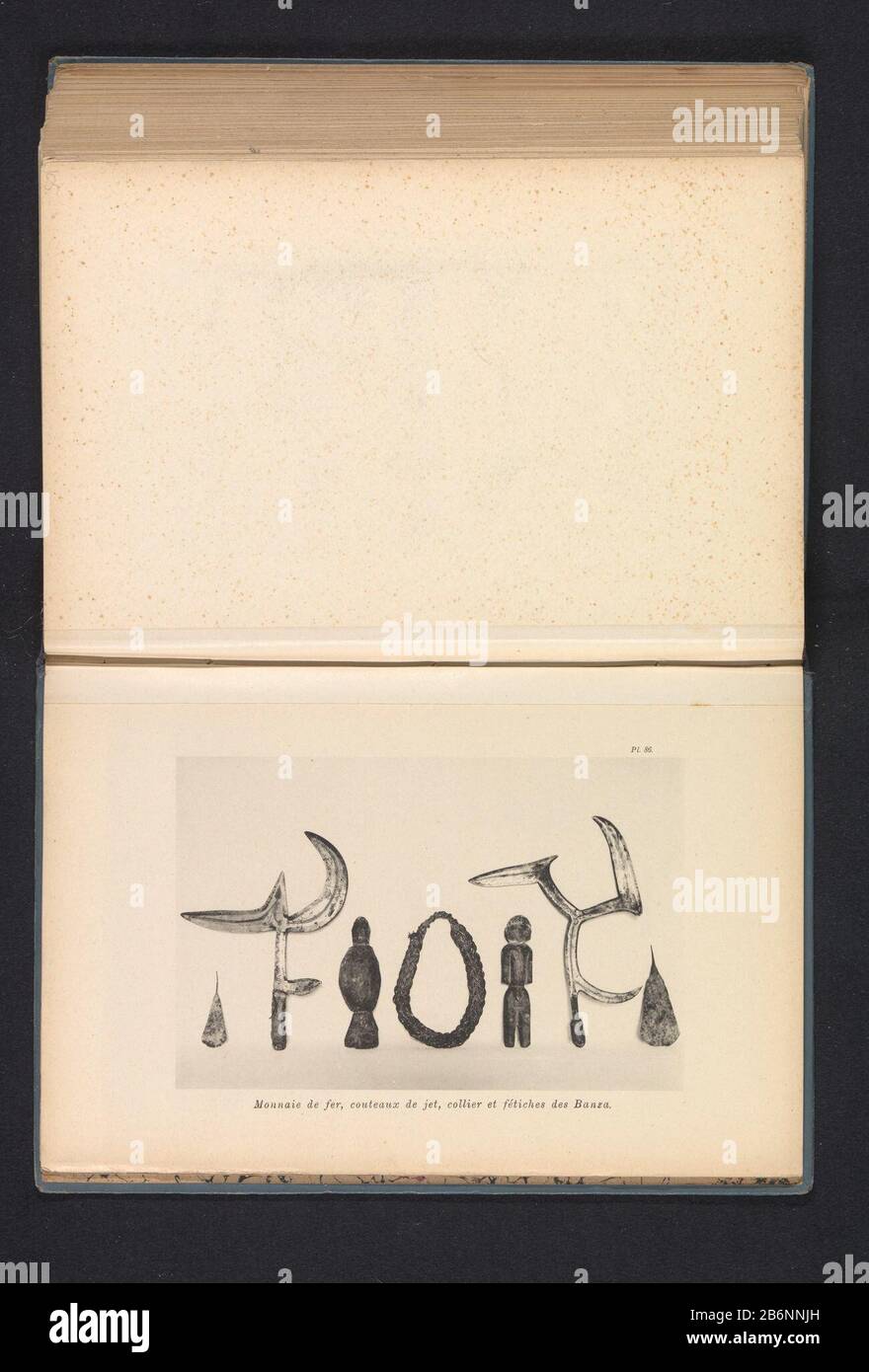 Argent, lames de jet, collier et idoles de la Banzamonnaie de fer, couteaux le jet, collier et fétiches des Banza (titre objet) Type d'objet: Impression photomécanique Numéro d'objet: RP-F-2001-7- 823-106 Inscriptions / marques: Nombre, recto, imprimé: 'PL. 86.' Fabricant : Photographe: Franz Thonnnerclichémaker: Stengel & MarkertPlaats fabrication: Dresde Date: 1896 matériau: Technique du papier: Mesures de la pression lumineuse: Empreinte: H 110 mm × W 160 mm Objet: Outils, aides, instruments  métiers d'art et industries: Knifenecklacesculturature Banque D'Images