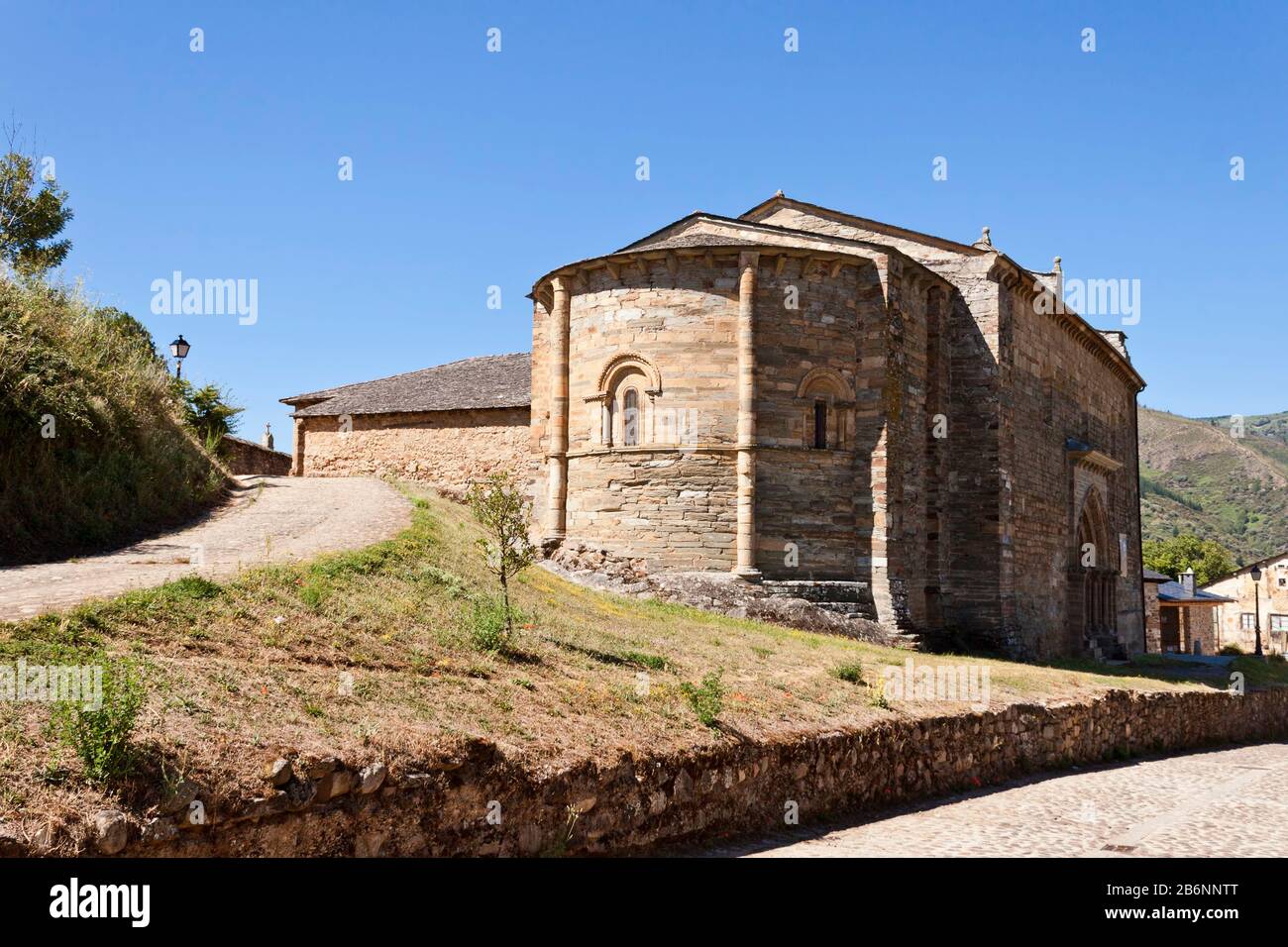 Abside semi-circulaire de l'église romane de Santiago à Villafranca del Bierzo, Castille et Leon, Espagne. Banque D'Images