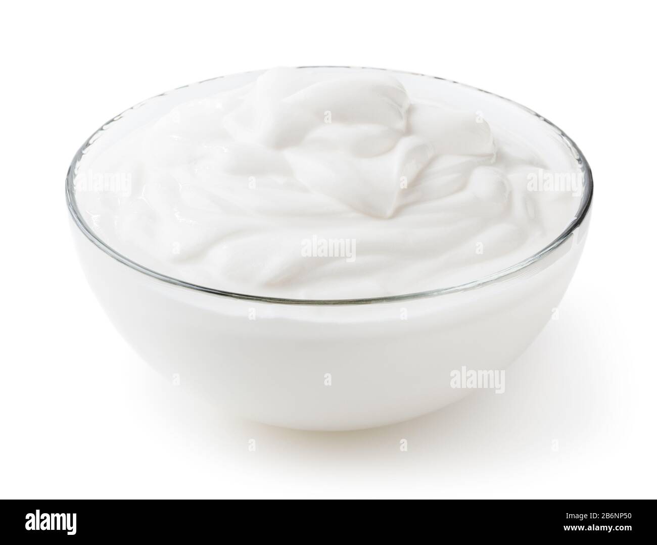 Crème sure dans un bol en verre isolé sur fond blanc avec chemin de découpe Banque D'Images