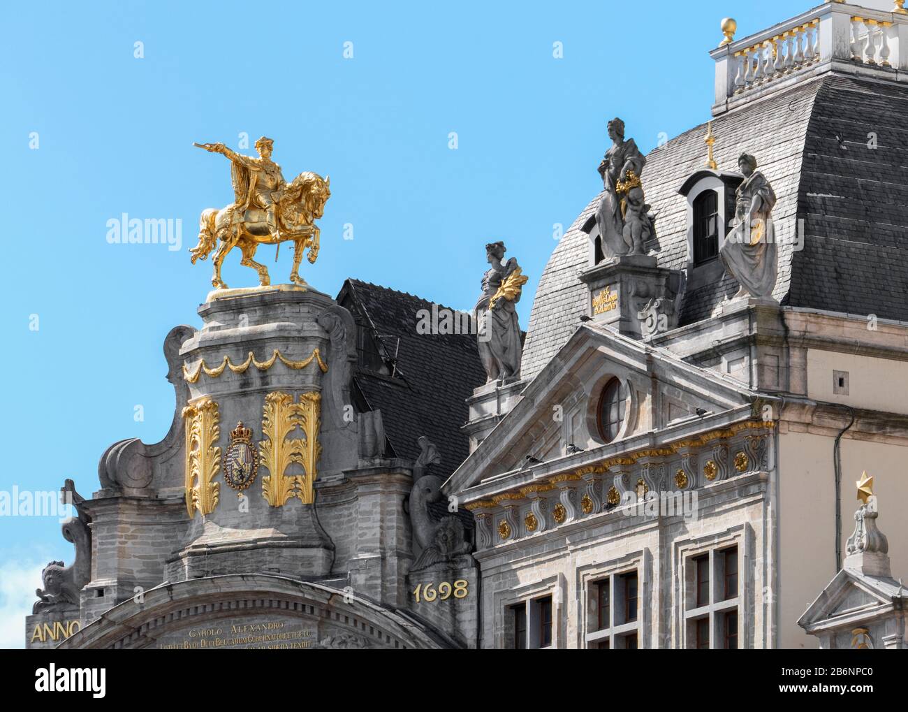 La Rose, l’arbre d’Or, le Cygne Grand place. Le Golden Tree, avec la statue équestre de Charles de Lorraine, était le Brewer’s Guild Hall. Le Cygne Banque D'Images