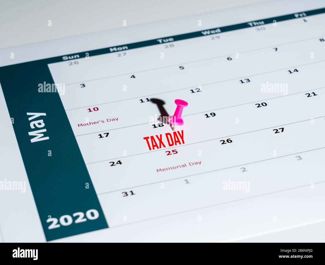 Rappel d'envoi de la déclaration de revenus pour le 18 mai 2020 en raison du retard du virus Covid-19 à l'aide de la page de calendrier et du code PIN Banque D'Images