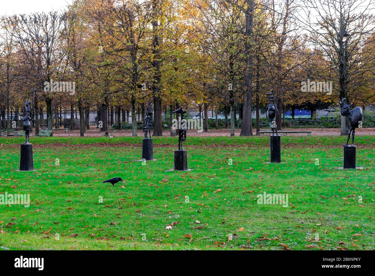 Un groupe sculptural en bronze dans le jardin des Tuileries appelé “l’echiquier, grand” (grand chessboard), Paris, France. Créée en 1959, érigée en T. Banque D'Images