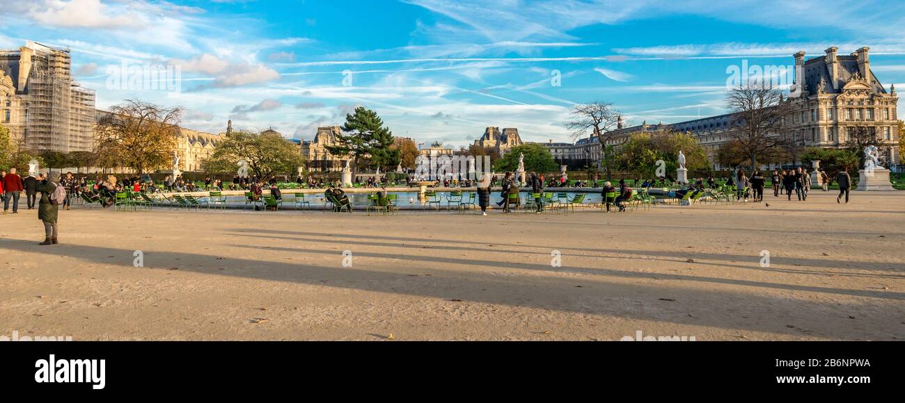 Vue panoramique sur le jardin des Tuileries et le Louvre avec un petit étang pittoresque, Paris, France Banque D'Images