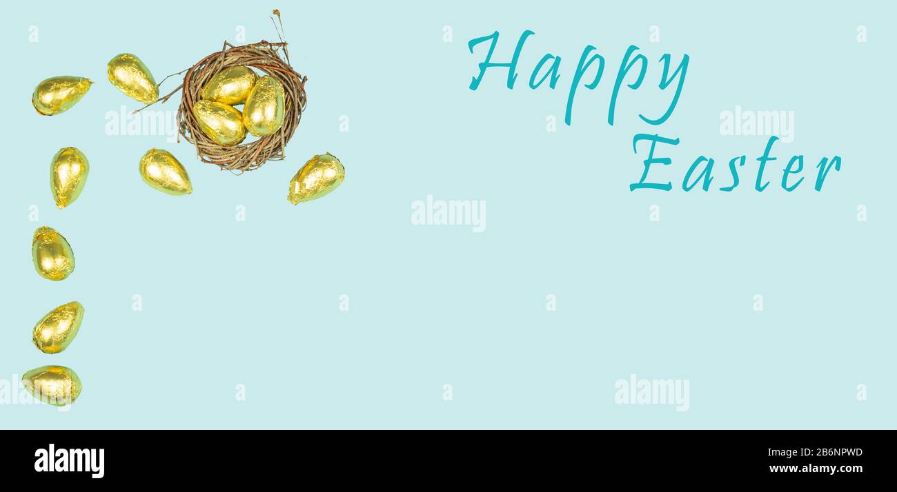 Œufs de Pâques. Œufs sur fond bleu. Vue de dessus. Bannière. Espace de copie. Placer pour le texte Banque D'Images