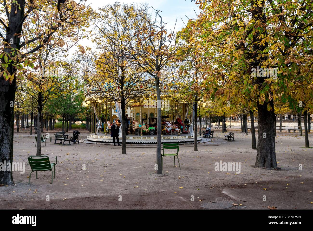 Carrousel classique pour enfants en automne dans le jardin des Tuileries, Paris, France Banque D'Images