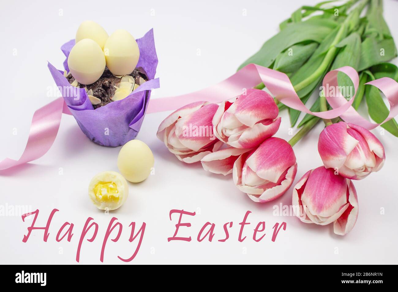 Bonne carte de pâques. Œufs de Pâques multicolores avec tulipes sur fond blanc. Isoler La Bannière. Tulipes. Espace de copie Banque D'Images