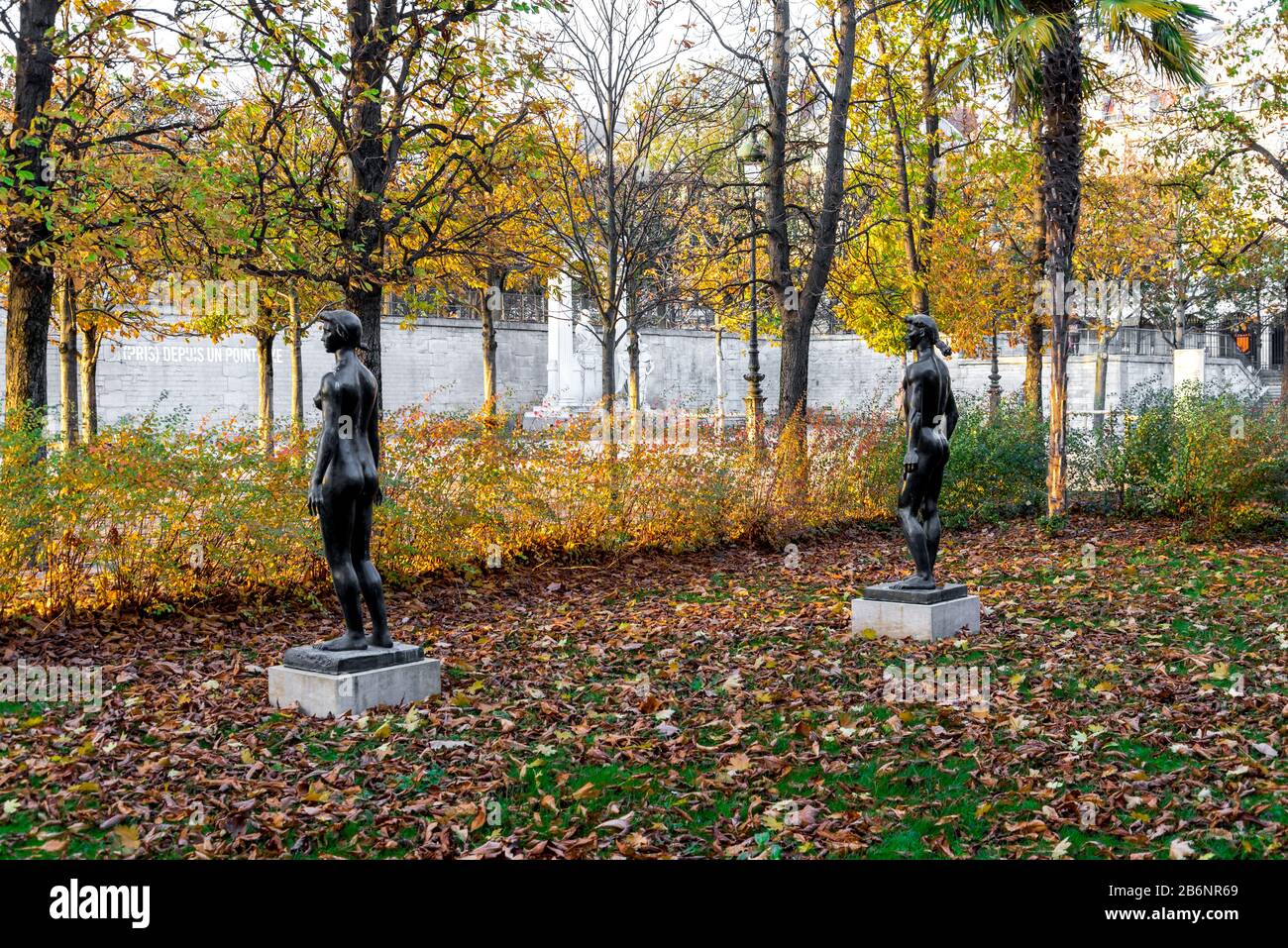 Statues en bronze d'Apollon et de Jeannette de l'artiste français Paul Belmondo dans le jardin des Tuileries, Paris, France. Banque D'Images