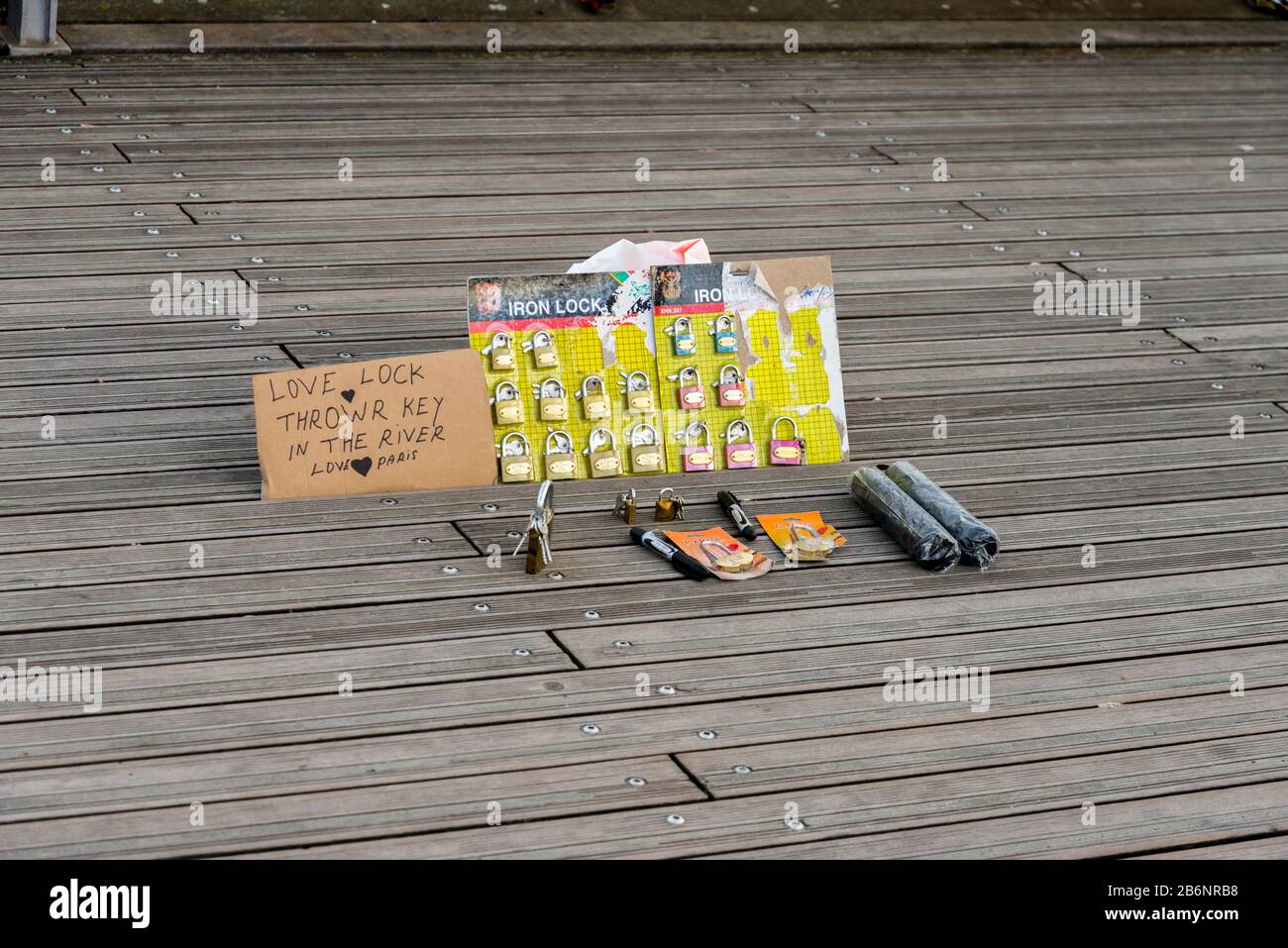 « Love locks » en vente au pont de promenade piétonnier Leopold-Sedar-Senghor, Paris, France Banque D'Images