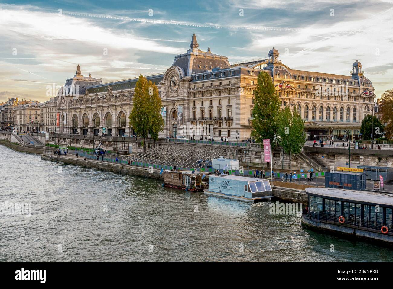 Vue magnifique sur la ville du musée d’Orsay et du bankment de la Seine, Paris, France Banque D'Images