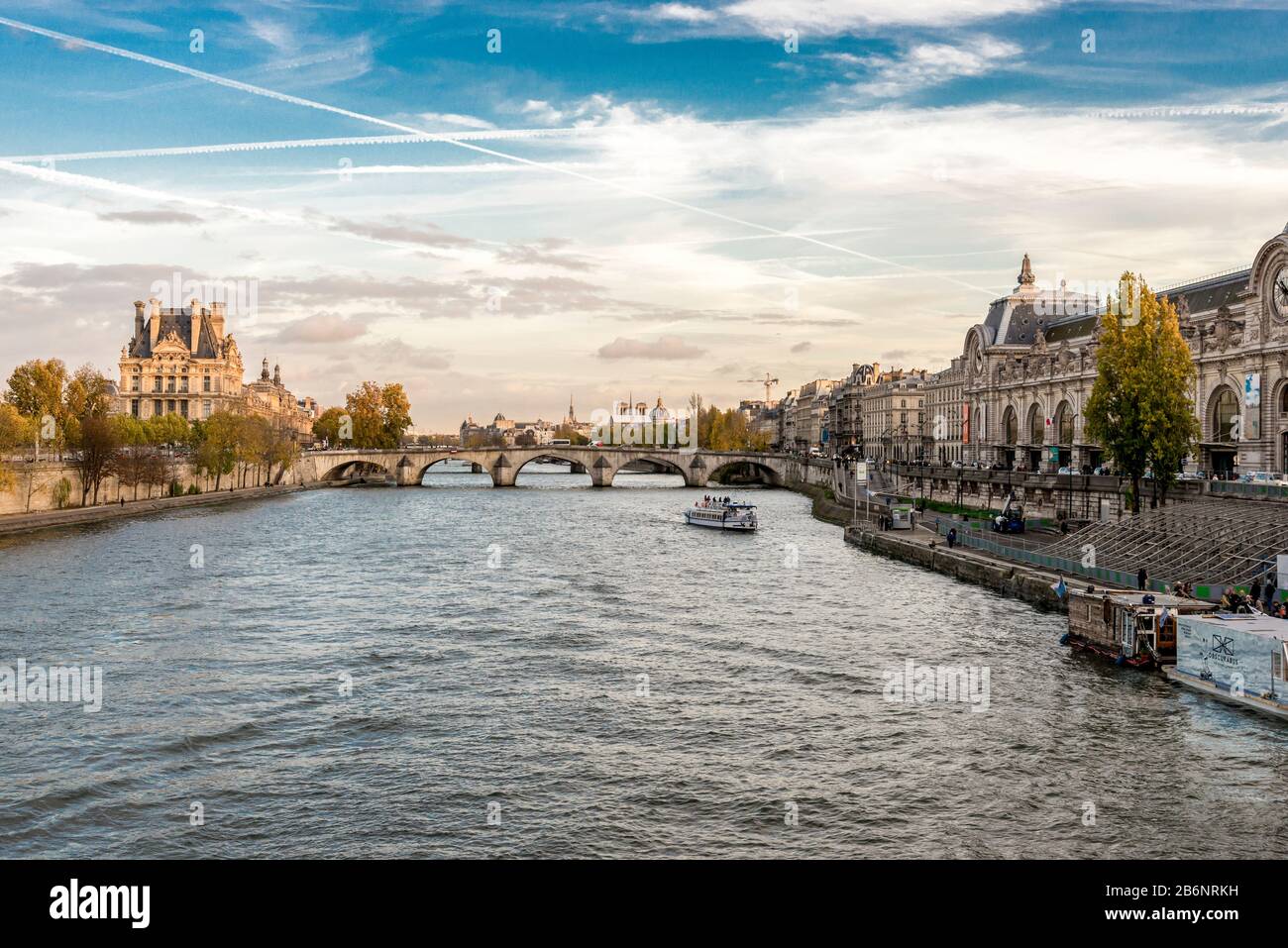 Vue sur la Seine depuis un pont piéton près du musée d’Orsay, Paris, France Banque D'Images