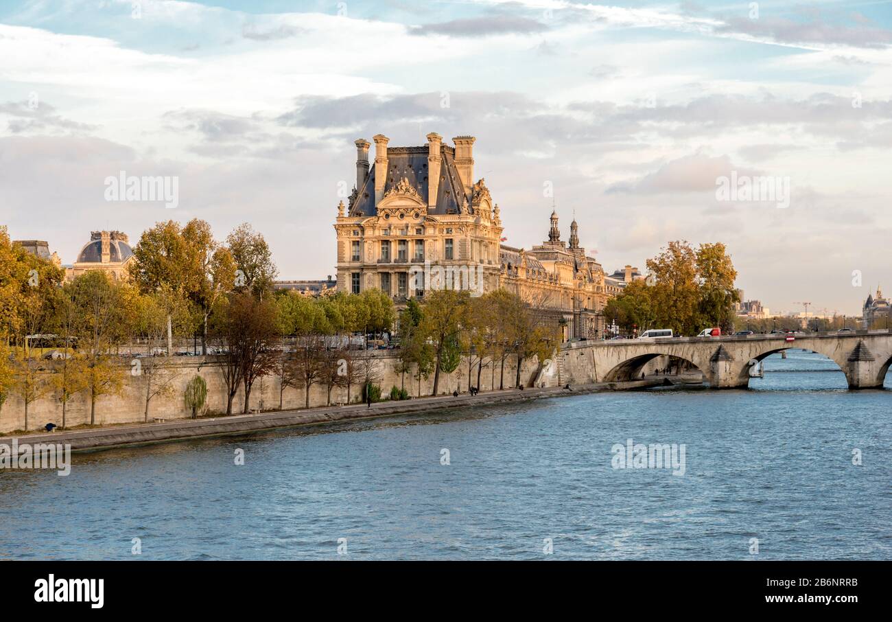 Vue sur le bâtiment du musée du Louvre, près du Pont Royal, Paris, France Banque D'Images