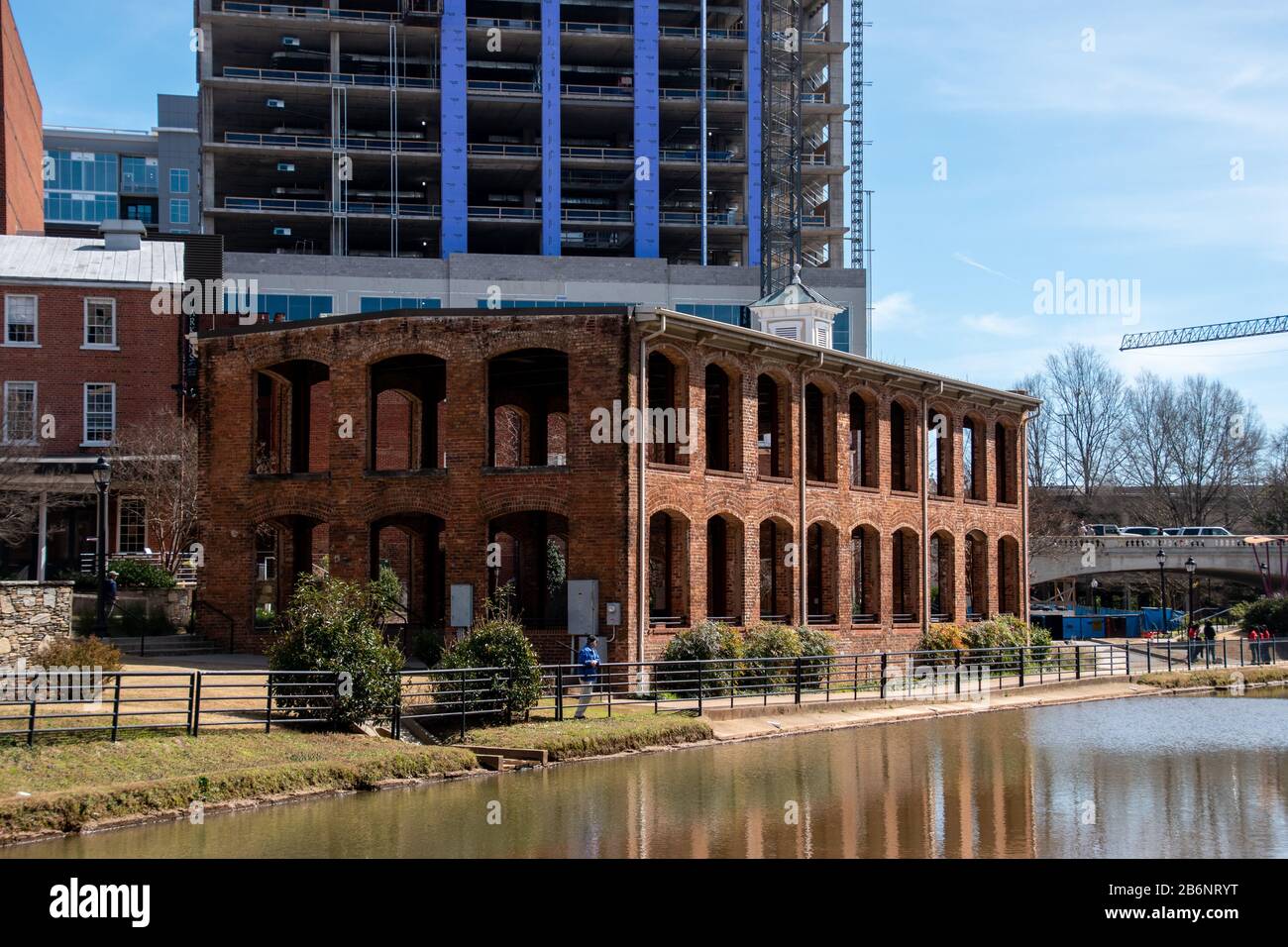 Le Pavillon Wyche, situé à Greenville, en Caroline du Sud, est une ancienne usine de briques le long des rives de la Reedy River Banque D'Images