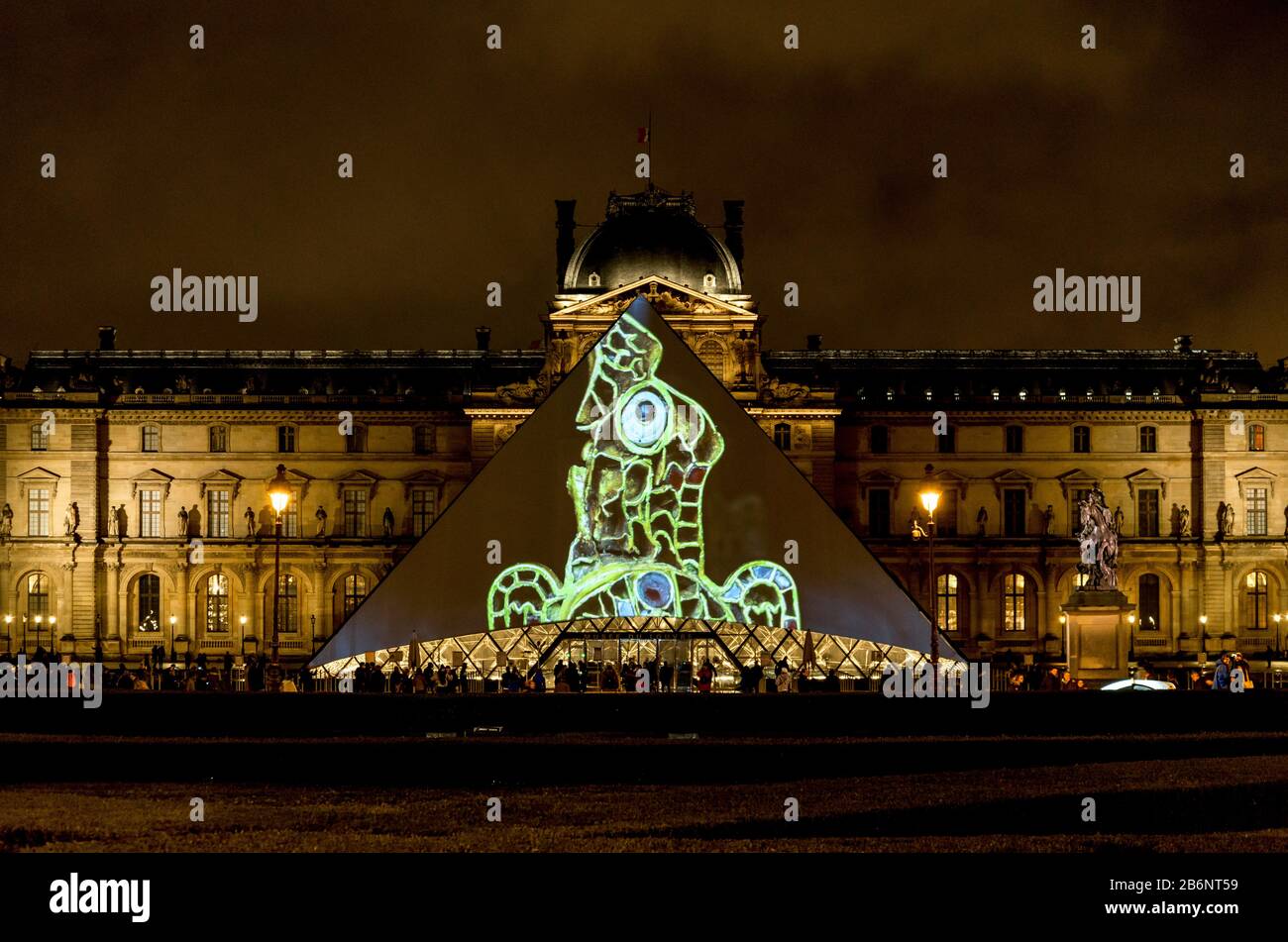 Collection du Louvre affichée sur une entrée en pyramide de verre le soir, Paris, France Banque D'Images