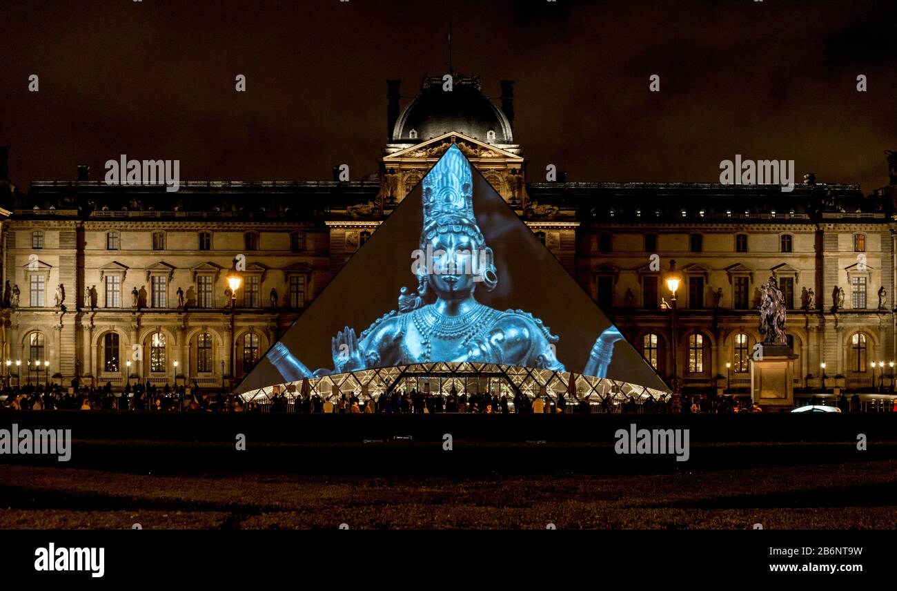 Projection et affichage des articles de collection du Louvre sur un grand écran réalisé sur une pyramide de verre principale, Paris, France Banque D'Images