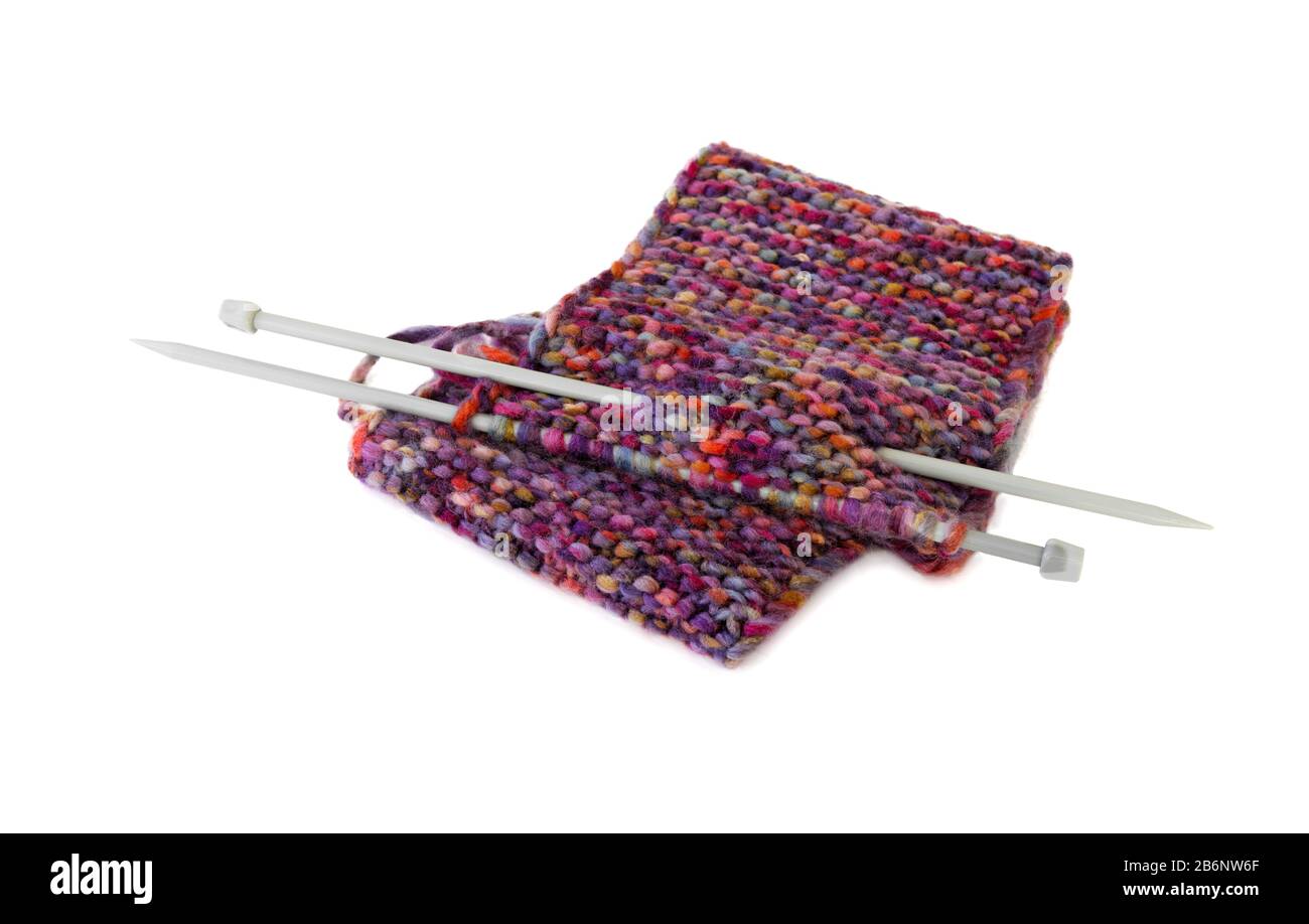 Tricot d'aiguilles et de fils à tricoter avec des points isolés sur fond blanc. Motif tricoté multicolore. Banque D'Images