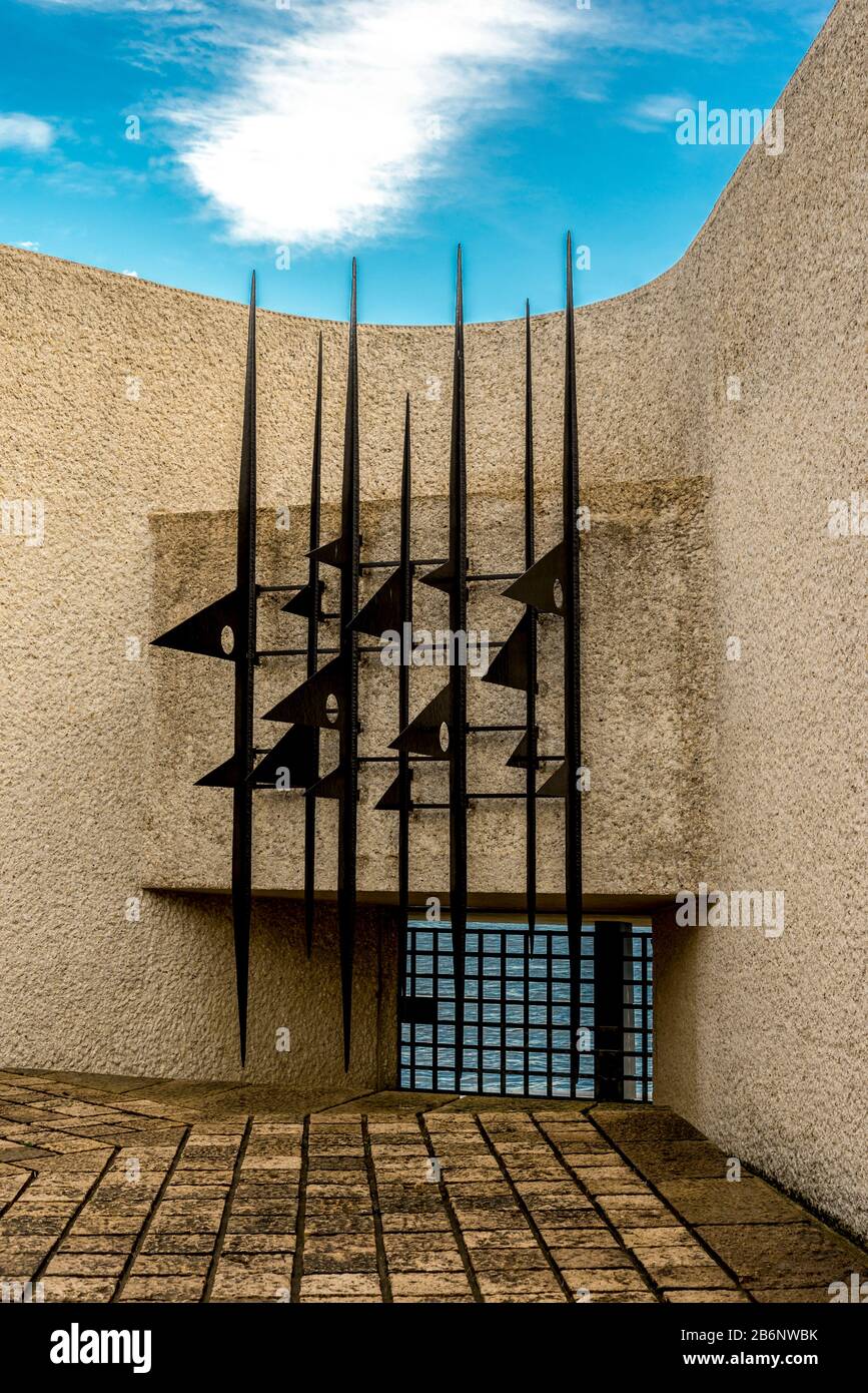 Pikes en fer forgé attachés à un mur de pierre au mémorial des martyrs de Déportation, Paris, France Banque D'Images