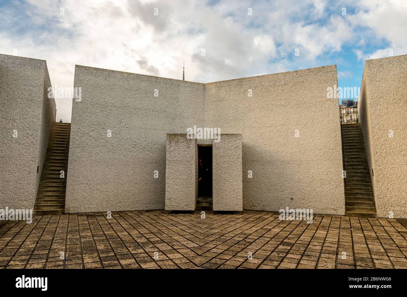 Escaliers étroits et entrée étroite dans la crypte du mémorial des martyrs de la Déportation, Paris, France Banque D'Images