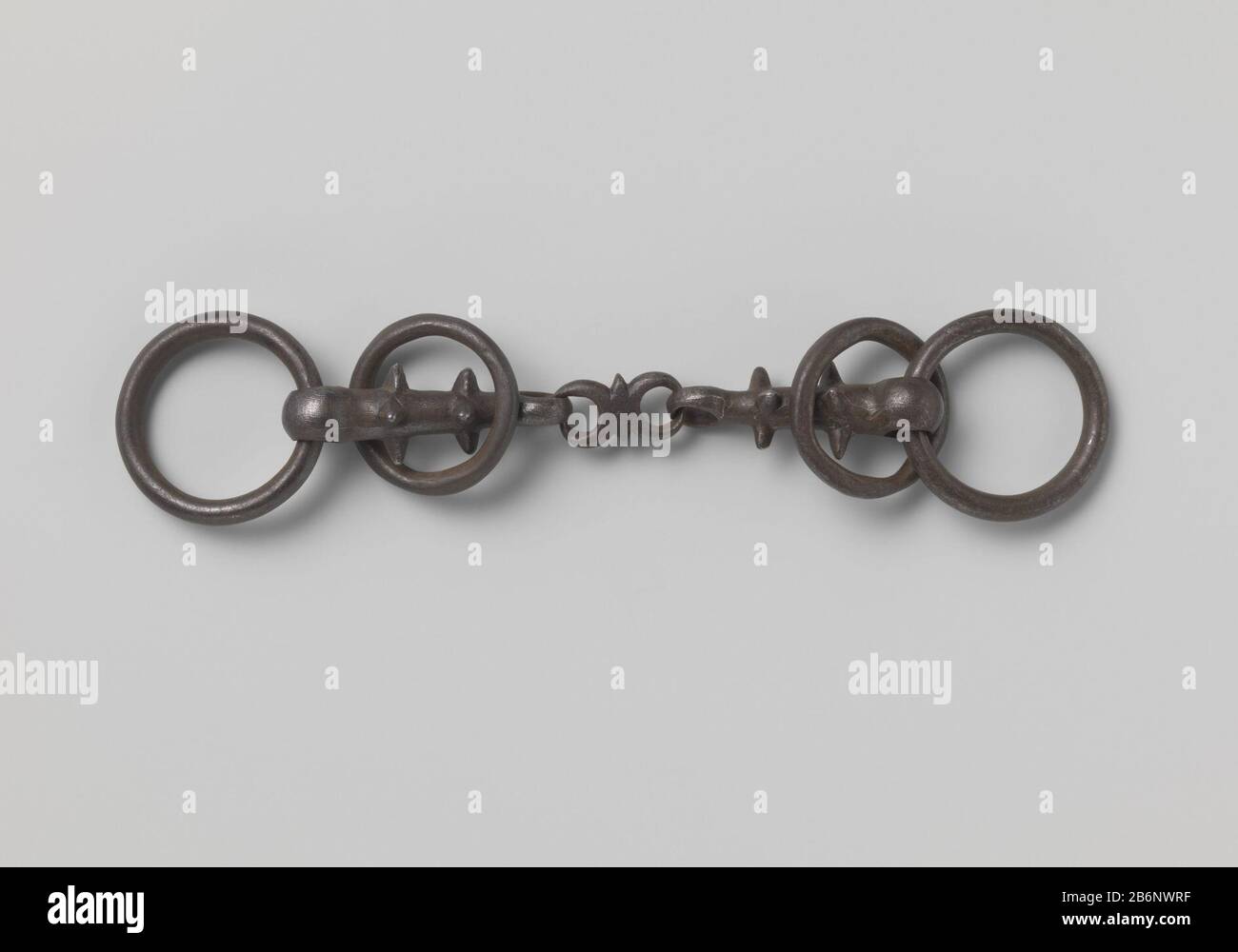 Gesmeed ijzeren tens of paardenbit Een gesmeed ijzeren paardébit, bestaande uit twee door een dubeloog aan elkaar gehouden staven met prikkels, die elk een ring houden en twee losse ringen.Vervaardiging Dating: CA. 1400 - ca. 1950 kenmerken physique: Ijzer matériau: Ijzer Techniek: Smeden Dimensions: H 1 cm. × b 18 cm. × d 4 cm. Banque D'Images
