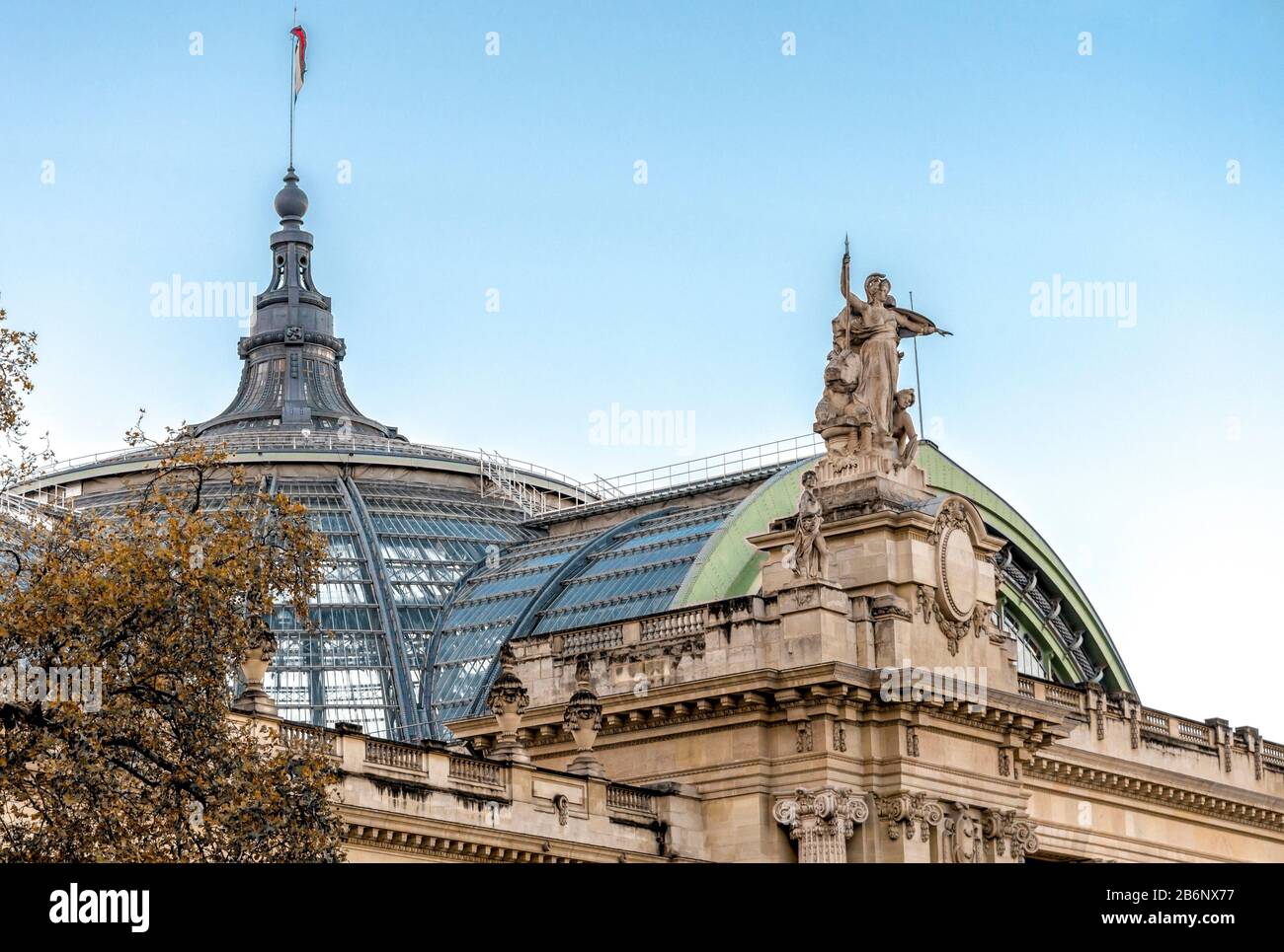 Grand Palais musée toit de verre avec un drapeau français en haut, Paris,  France Photo Stock - Alamy