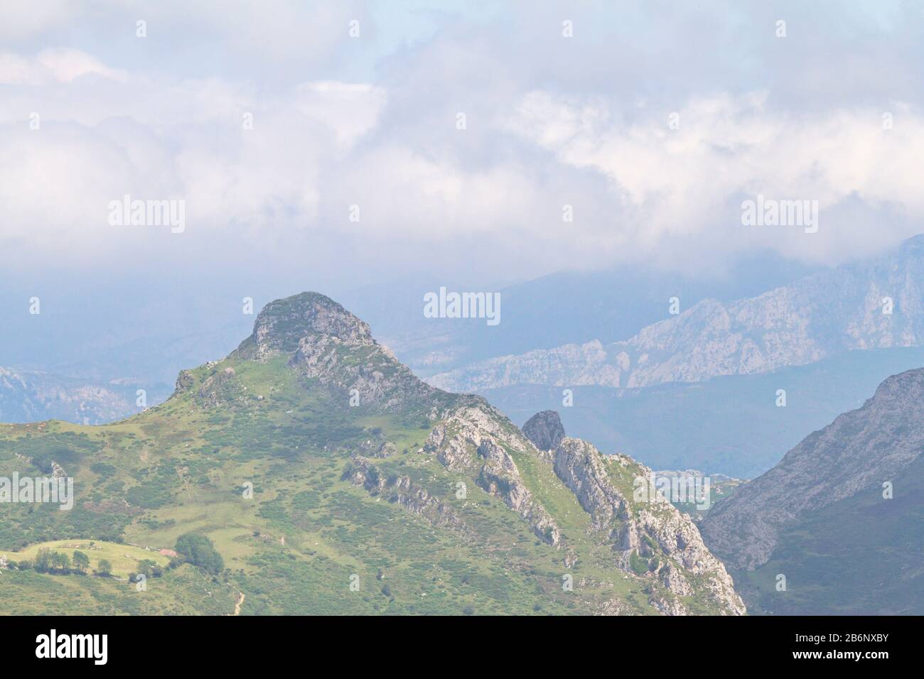 Cangas De Onis, Asturies/Espagne ; 05 Août 2015. Lacs de Covadonga dans le parc national de Picos de Europa. Les gens qui marchent sur les différents itinéraires disponibles Banque D'Images