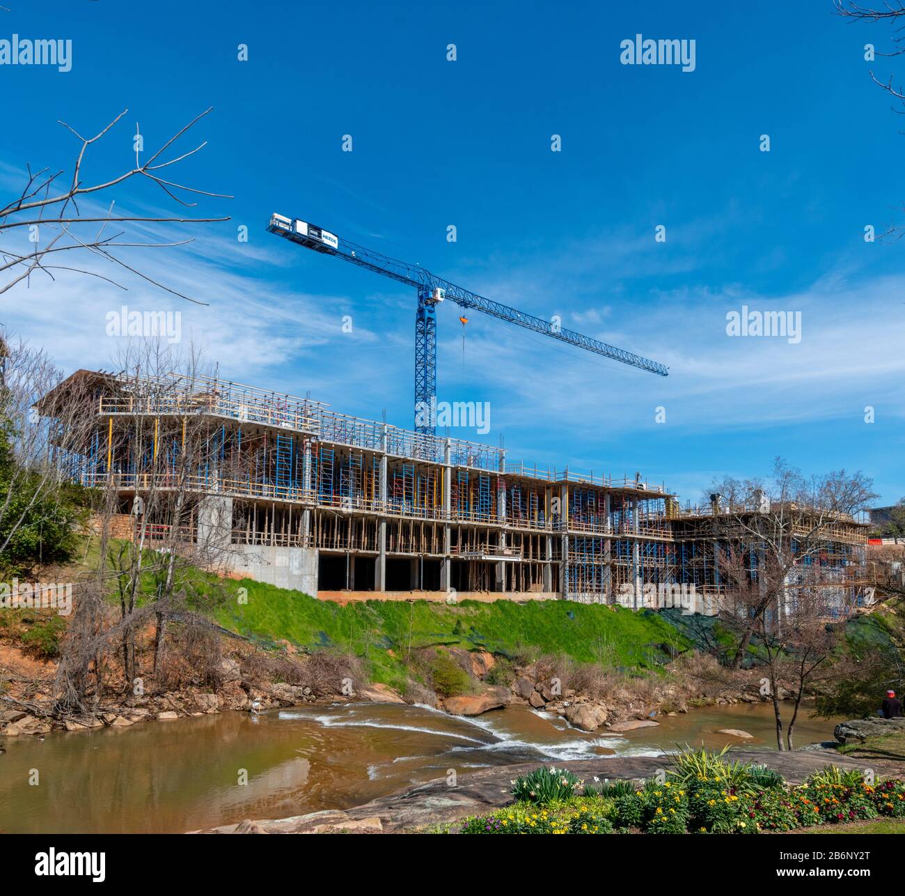 Cadre en béton d'un bâtiment en construction à Greenville, Caroline du Sud, avec une grue Banque D'Images