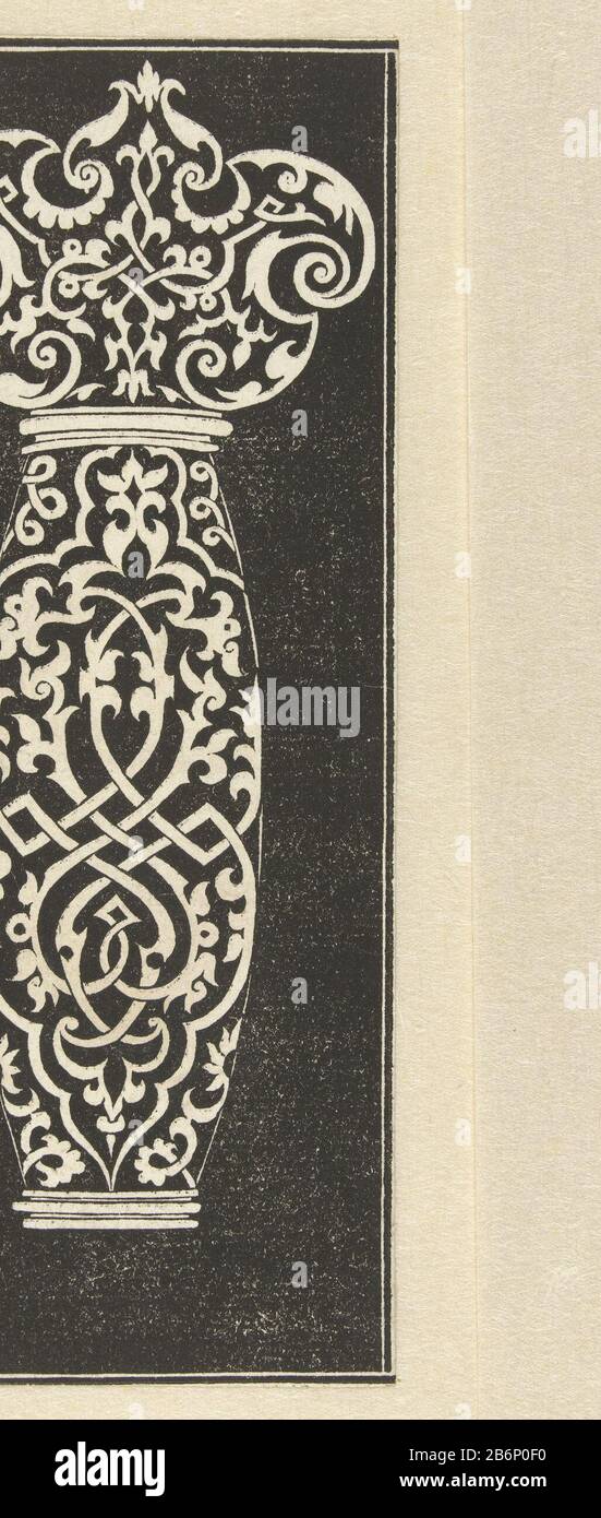 Gevest met arabesken Gevesten voor dolken (serietitel) L'Une des trois lames. La décoration composée d'arabesques, de grottes, de trophées d'armes et de maçons est blanche sur une fond noire. Fabricant : printmaker: Design anonyme par Peter Flötner (attribué à) Editeur: Fabrication anonyme: Allemagne (possible) Date: 1540 - 1546 matériau: Technique du papier: Dimensions du bloc de bois: Feuille: 128 mm × h b 50 mmToelichtingSamen par RP-P-OB-100074 et RP-P-OB-100 075 d'un bloc. Post souvent en thrées gesneden. Banque D'Images