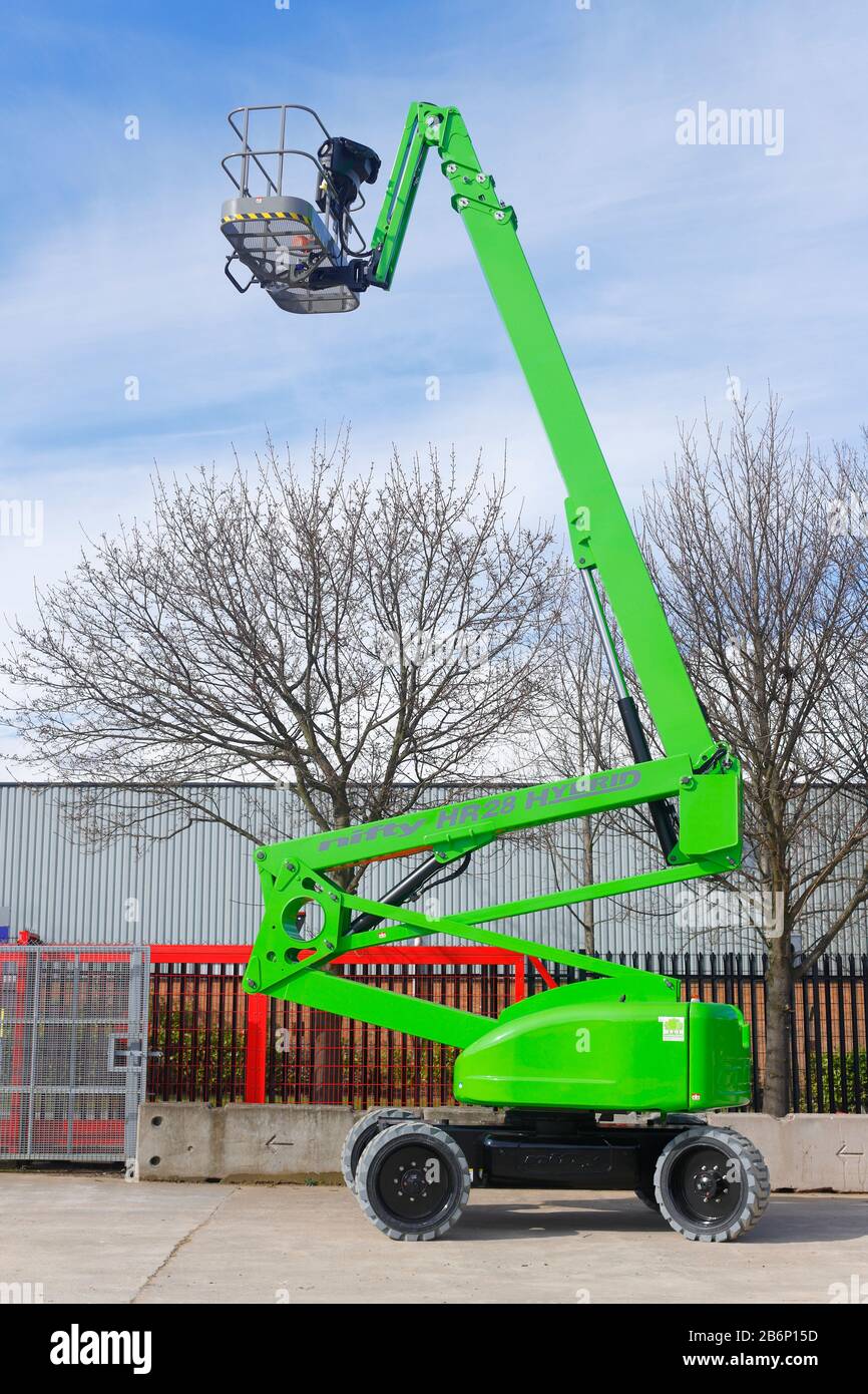 Un relevage de flèche auto-propulsé de 28 m HR28 hybride par Nifty Lift Banque D'Images