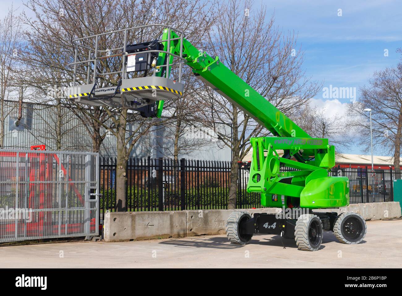 Un relevage de flèche auto-propulsé de 28 m HR28 hybride par Nifty Lift Banque D'Images