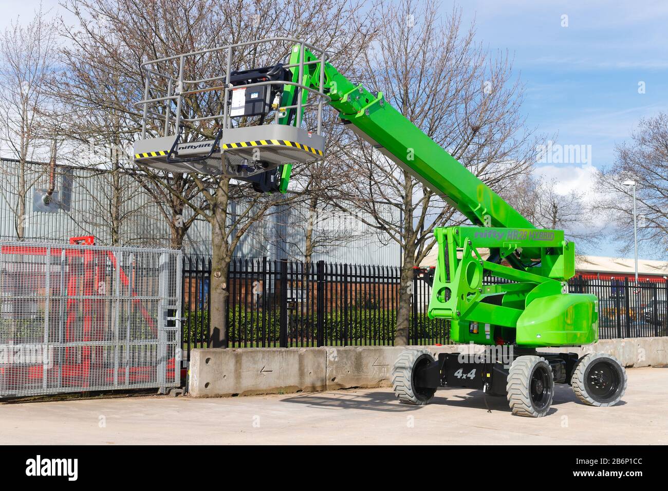 Un relevage de flèche auto-propulsé de 28 m HR28 hybride par Nifty Lift Banque D'Images