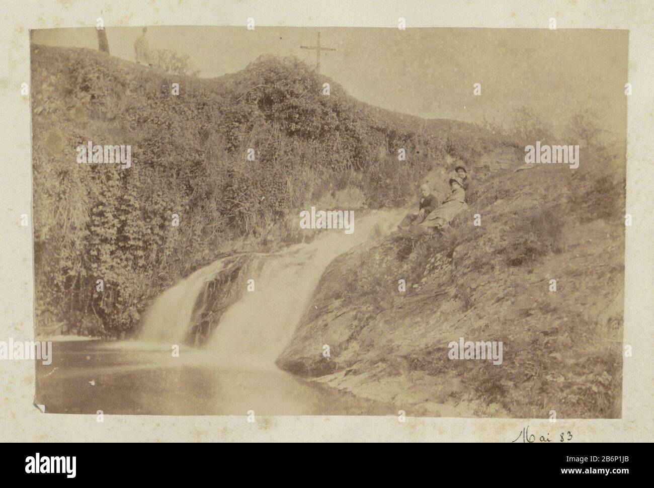 Gezelschap ligend naast een waterval in Frankrijk partie de l'album du photographe amateur français avec des photos de famille, militaire, industriel, paysages et voir où: Conditions dans Frankrijk. Fabricant : Photographe: Fabrication anonyme: France Date: Mai 1883 matériau: Papier technique: Albumen dimensions imprimées: H 109 mm × W 164 mm Sujet: Cascade où France Banque D'Images