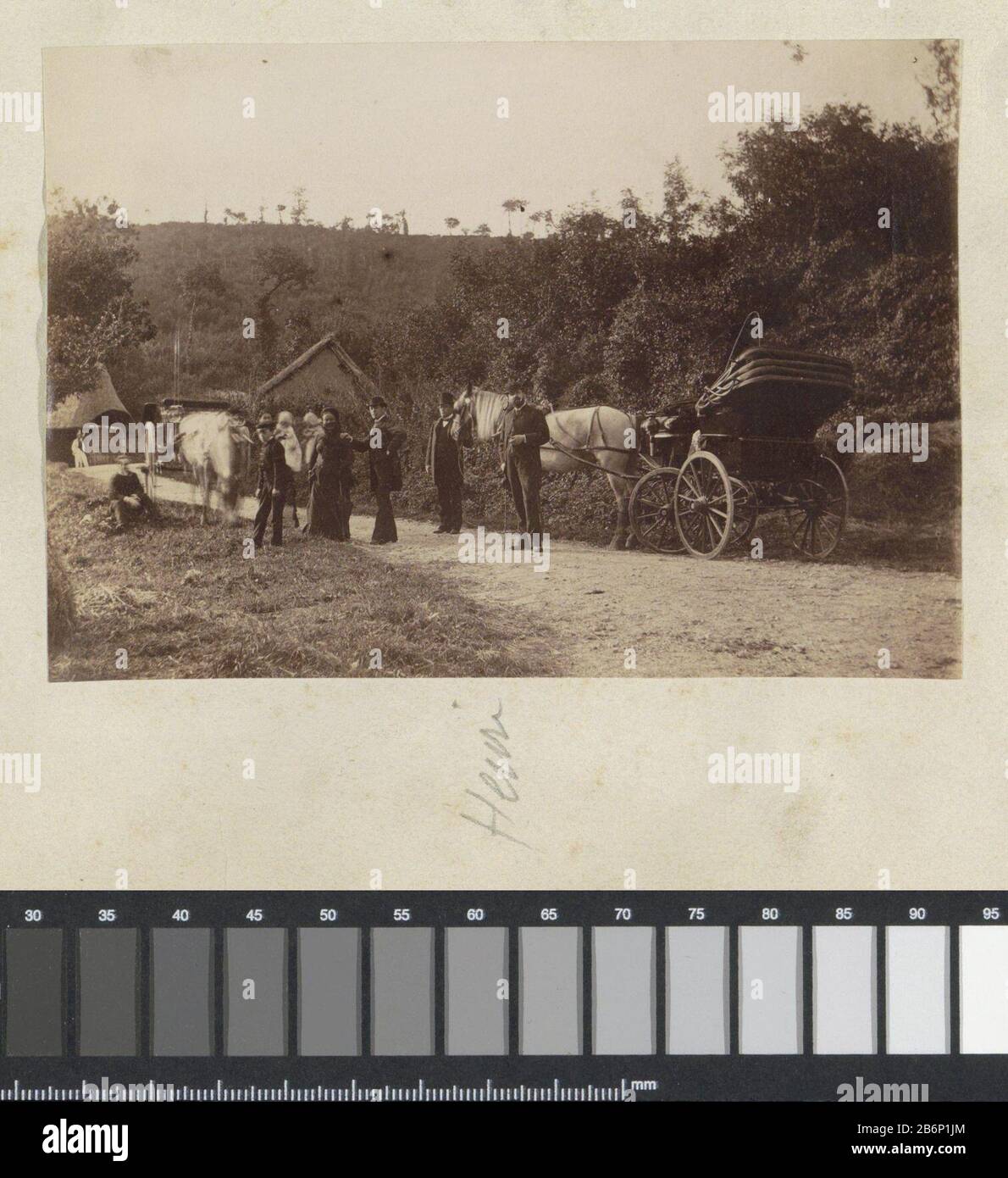 Gezelschap a rencontré paardenkoetsen op een landweg à Frankrijk Persoon à het midden van de foto dans bijschrift aangeduid als 'Henri'. Onderdeel van Album van een Franse amateurfotograaf a rencontré des opnoms van familie, militairen, industriel, landschappen en beziens Banque D'Images