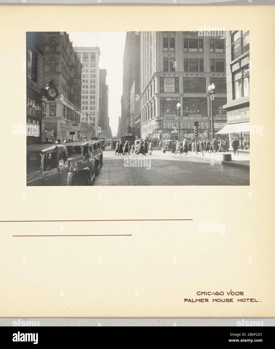 Gezicht à Chicago, Verenigde Staten, met het Palmer House Hotel Chicago voor Palmer House Hotel (objet titel op) Face à Chicago, États-Unis, avec The Palmer House Hilton Chicago Palmer House Hotel (objet titre) Type de bien: Photographies Numéro de l'article: RP-F 2004-285-28 Inscriptions / marques: Titre, recto, écrit en stylo 'CHICAGO on / PALMER HOUSE HOTEL' Fabricant : Photographe Wouter Cool (attribué à) Lieu de fabrication: USA Date: 1936 Caractéristiques physiques: Gélatine argent imprimé matériel: Papier carton technique: Gélatine argent imprimer dimensions: Image: H 157 mm × W 227 mblad : h 315 mm × Banque D'Images