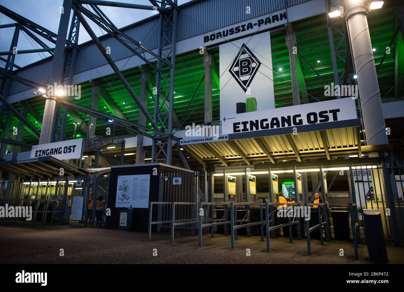 11 mars 2020, Rhénanie-du-Nord-Westphalie, Mönchengladbach: Football: Bundesliga, 11ème jour de jumelage, Borussia Mönchengladbach - 1ère FC Cologne à Borussia-Park. Les dossiers se trouvent à l'entrée est. En raison du coronavirus, le jeu aura lieu sans spectateurs comme jeu fantôme. Photo: Jonas Güttler/Dpa Banque D'Images