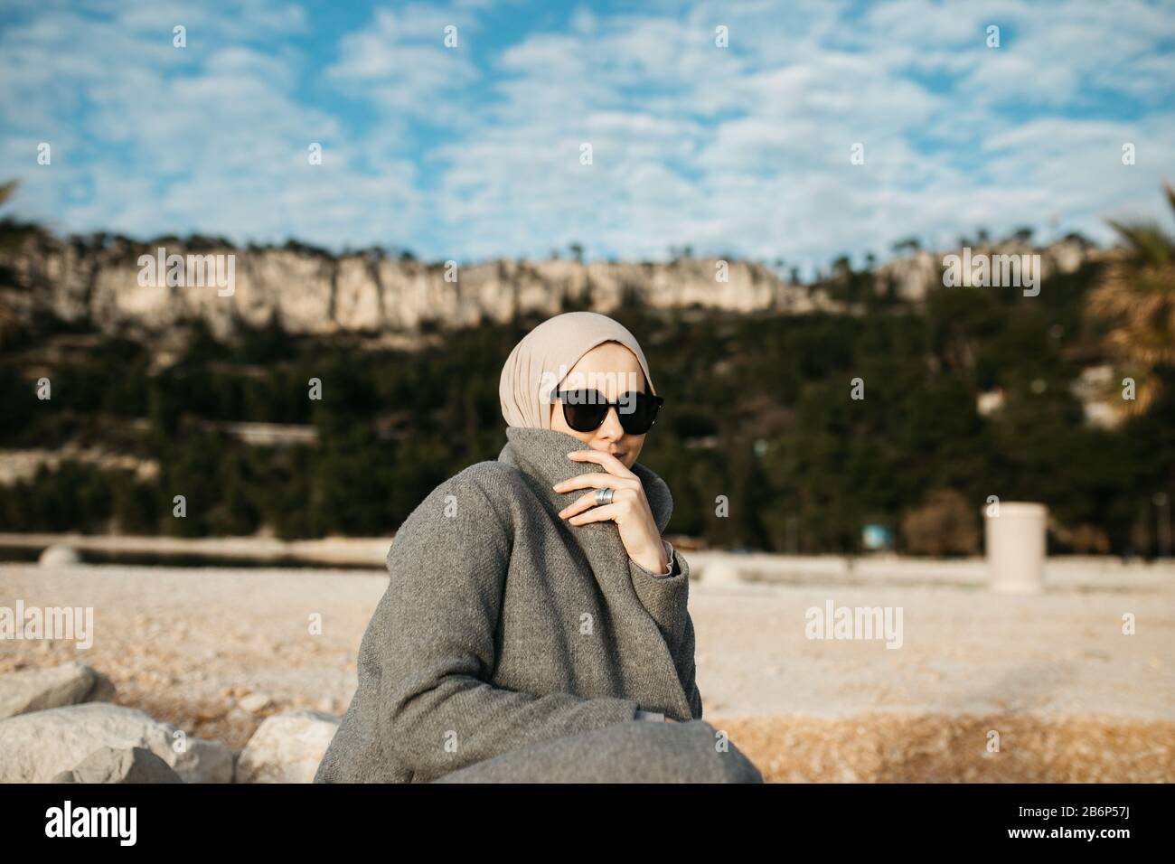 Muslim woman in hijab sunglasses Banque de photographies et d'images à  haute résolution - Alamy