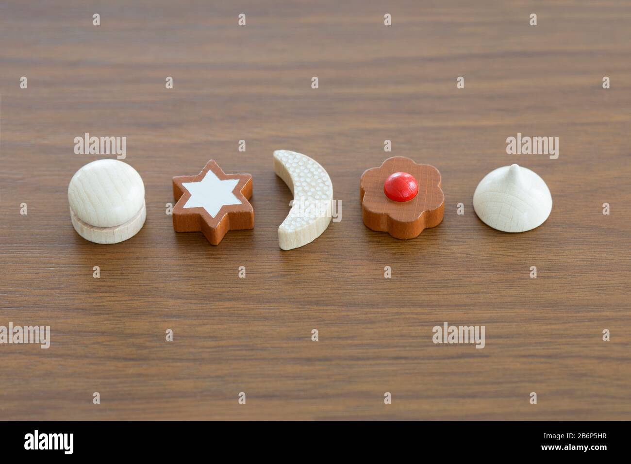 petit cookie jouet sur table en bois Banque D'Images