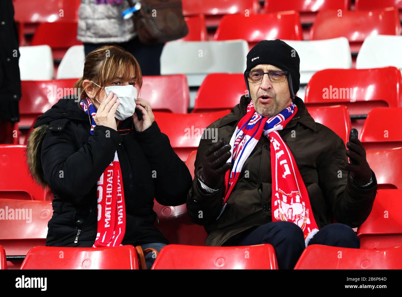 Un fan de l'Atletico Madrid portant un masque de protection dans les tribunes pour empêcher la propagation du coronavirus avant le match de 16 secondes de la Ligue des Champions de l'UEFA à Anfield, Liverpool. Banque D'Images