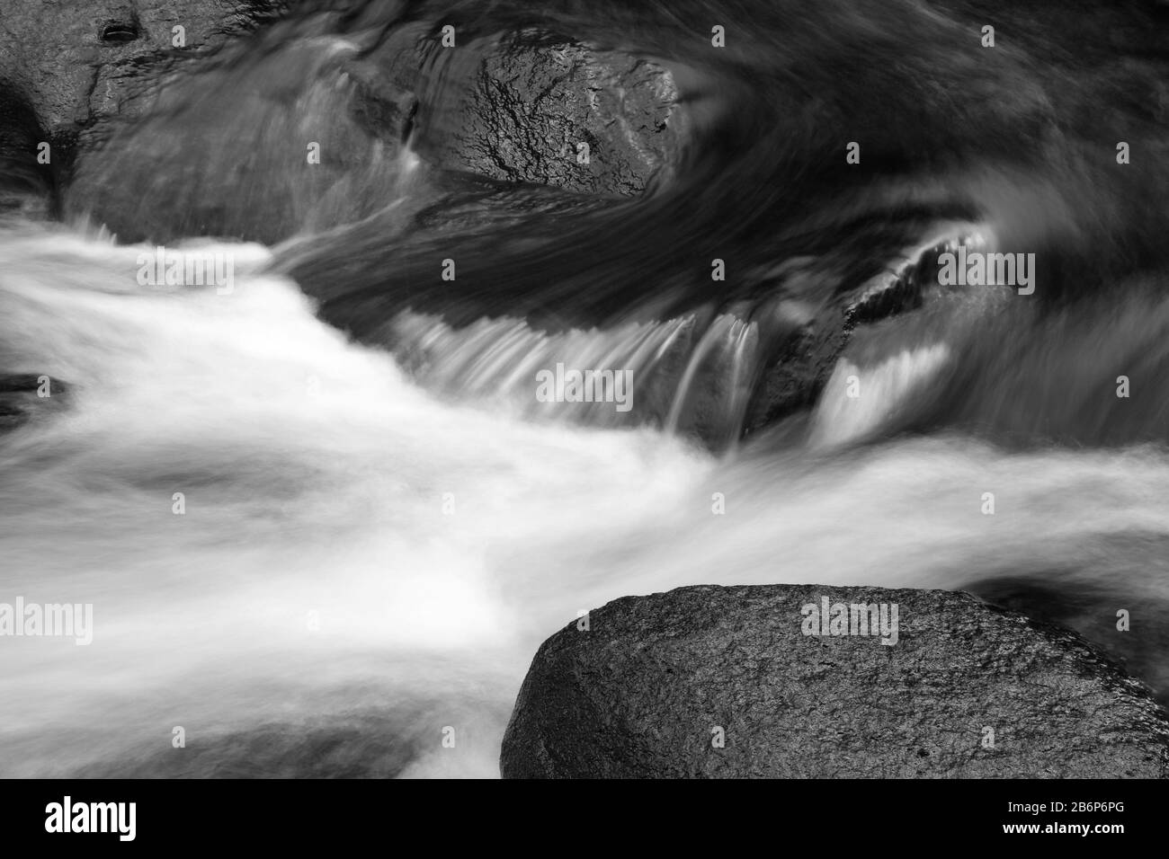 Chute d'eau sur les rochers. Noir et blanc Banque D'Images