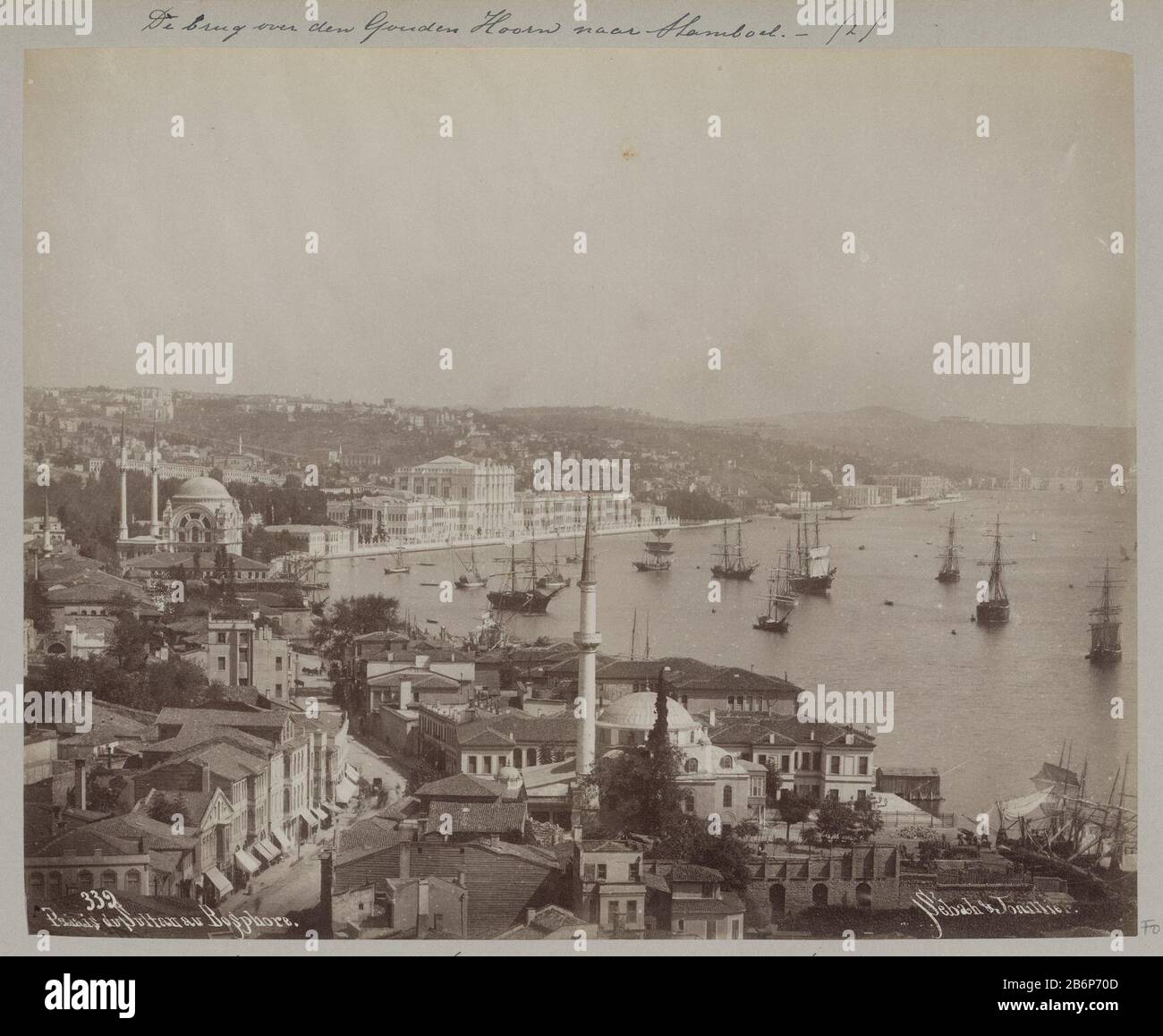 Gezicht op Istanbul met centraal het Paleis van de Sultan aan de Bosporus Palais du Sultan au Bosphore (objet titel op) partie des photos d'un voyage à travers l'Europe du Sud et le Moyen-Oosten. Fabricant : photographe: J . Pascal Sebah & Joaillier (propriété cotée) Lieu de fabrication: Istobbel Dating: 1900 - characteristics or Avr 1910 physique: Albumen print materiel: Paper technique: Albumen print dimensions: H 217 mm × W 270 mmToeliechtHet caption au-dessus de la photo associée à la photo RP F-F01141 CD. Cette photo supérieure RP-F-F01141-CD à ce foto. Objet: Perspective de ville, panorama de ville Banque D'Images
