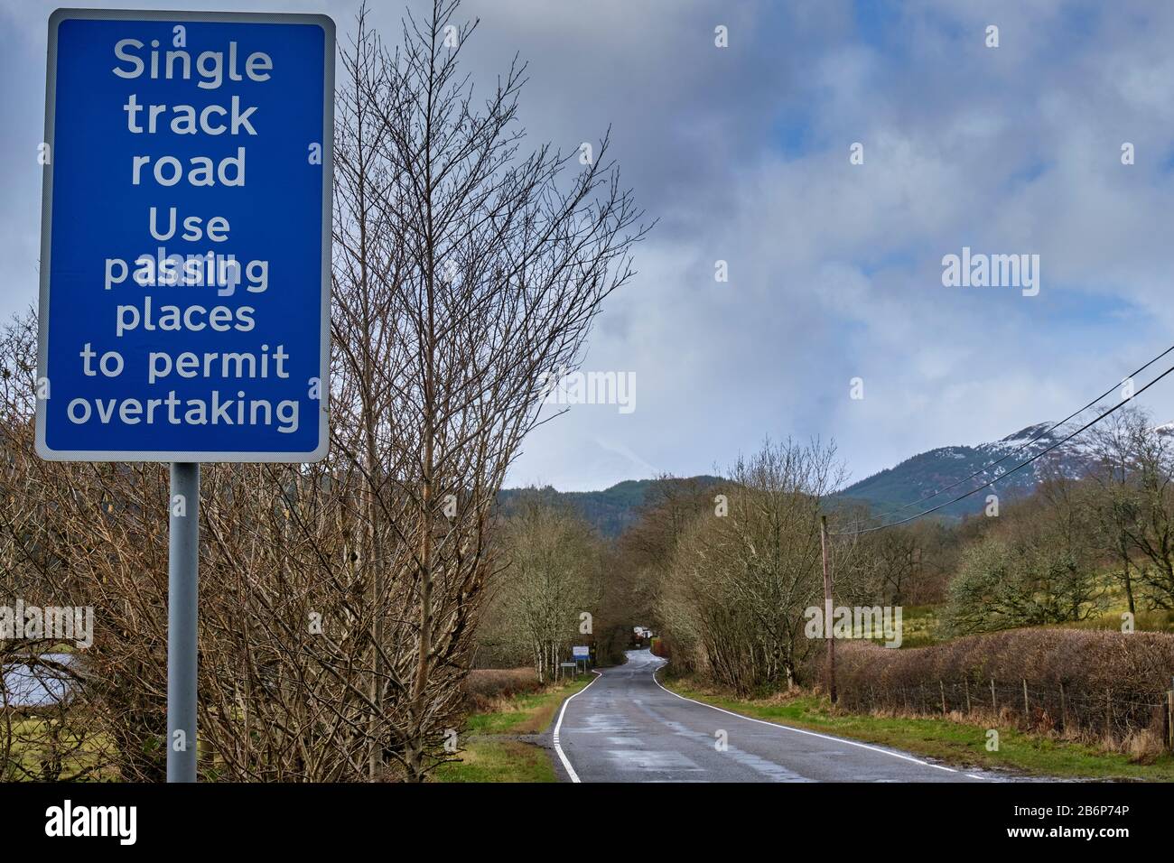 Single Track Road signez sur le B829 à Inversnaid, à côté du Loch ARD, près d'Aberfoyle, Stirling, Ecosse Banque D'Images