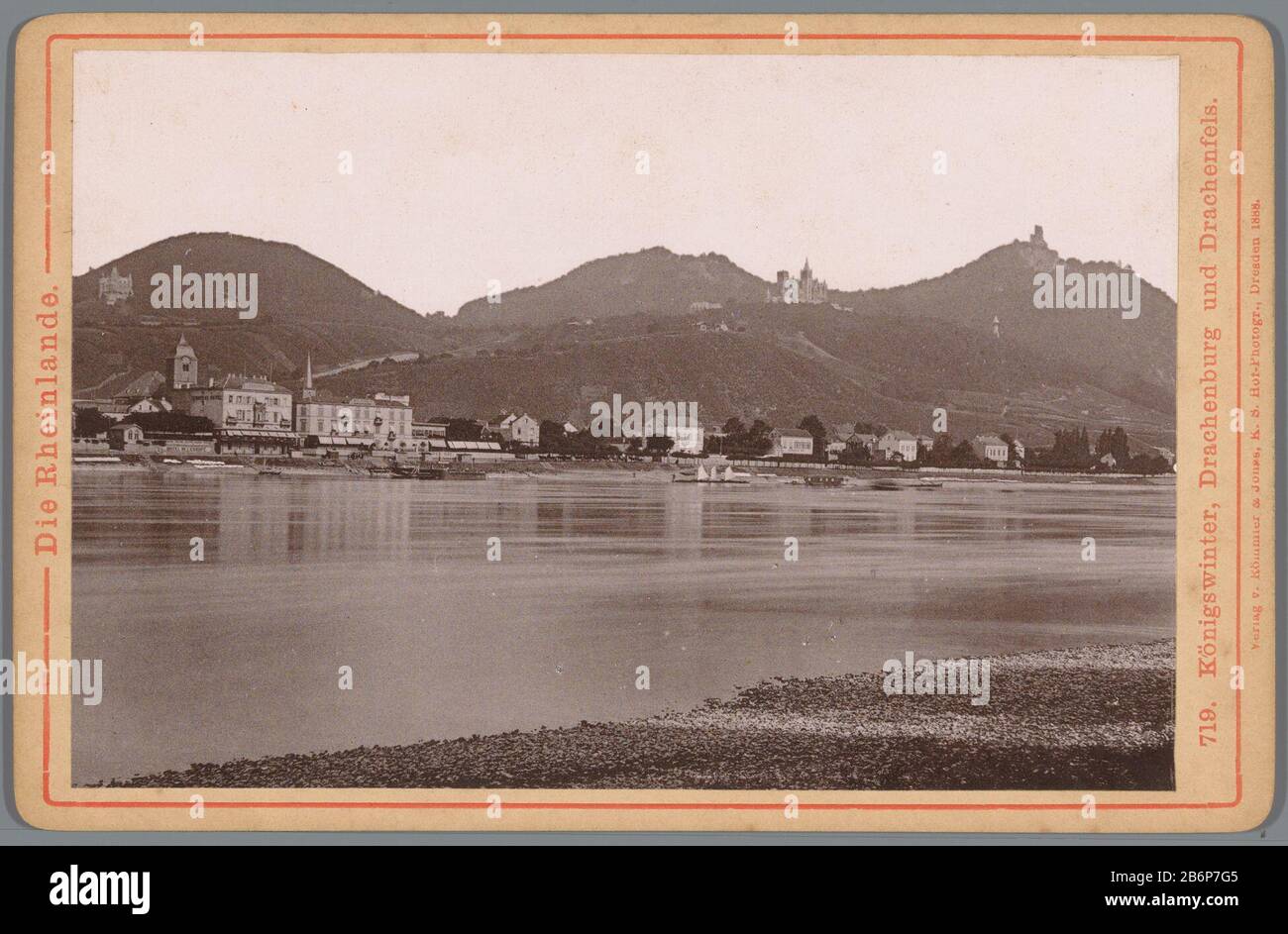 Gevericht op Königswinter, de Drachenburg en de DrachenfelsKönigswinter, Drachenburg und Drachenfels (titel op object)Die Rheinlande (servietitel op object) Type d'objet : kabinetfoto fotomechanische afdruk Objectnummer: F-00-801 Inscriptions / Mernmmer, Plauitversich: Dresden Dating: 1888 matériau: Papier karton Techniek: Lichtdruk Dimensions: Prent: H 97 mm × b 146 mm Sujet: Alpinisme-vi Banque D'Images