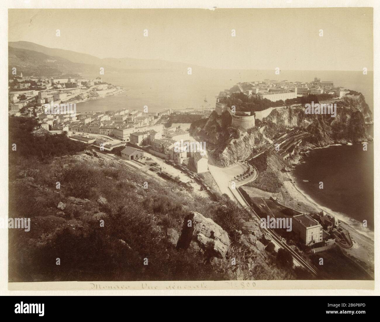 Vue de Monaco d'une partie supérieure de monaco. Vue générale No. De propriété 800 (objet titre) Type de propriété: Photographies Numéro d'article: RP-F F18485 Inscriptions / marques: Annotation, recto, imprimé: 'Monaco. Vue générale no 800' Fabricant : Photographe: Fabrication anonyme de lieux: France Date: 1870 - 1910 Caractéristiques physiques: Albumen matériel d'impression: Papier technique: Albumen dimensions d'impression: Photo: H 210 mm × W 270 mm Banque D'Images