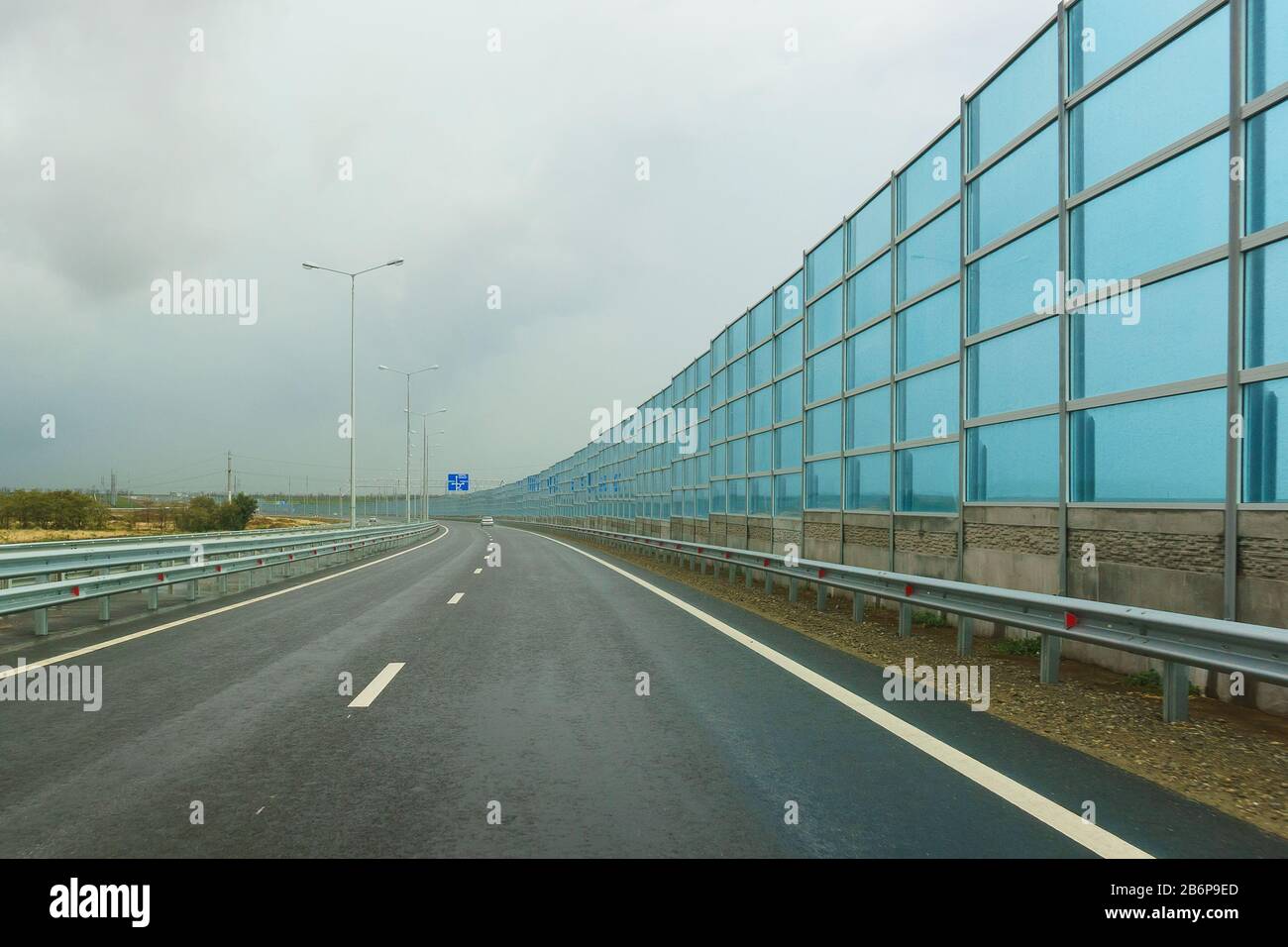 Écrans insonorisants sur la nouvelle route A-290 (anciennement M 25) sur la péninsule de Taman lors d'une journée d'automne nuageux. La route fait partie de la route européenne Banque D'Images