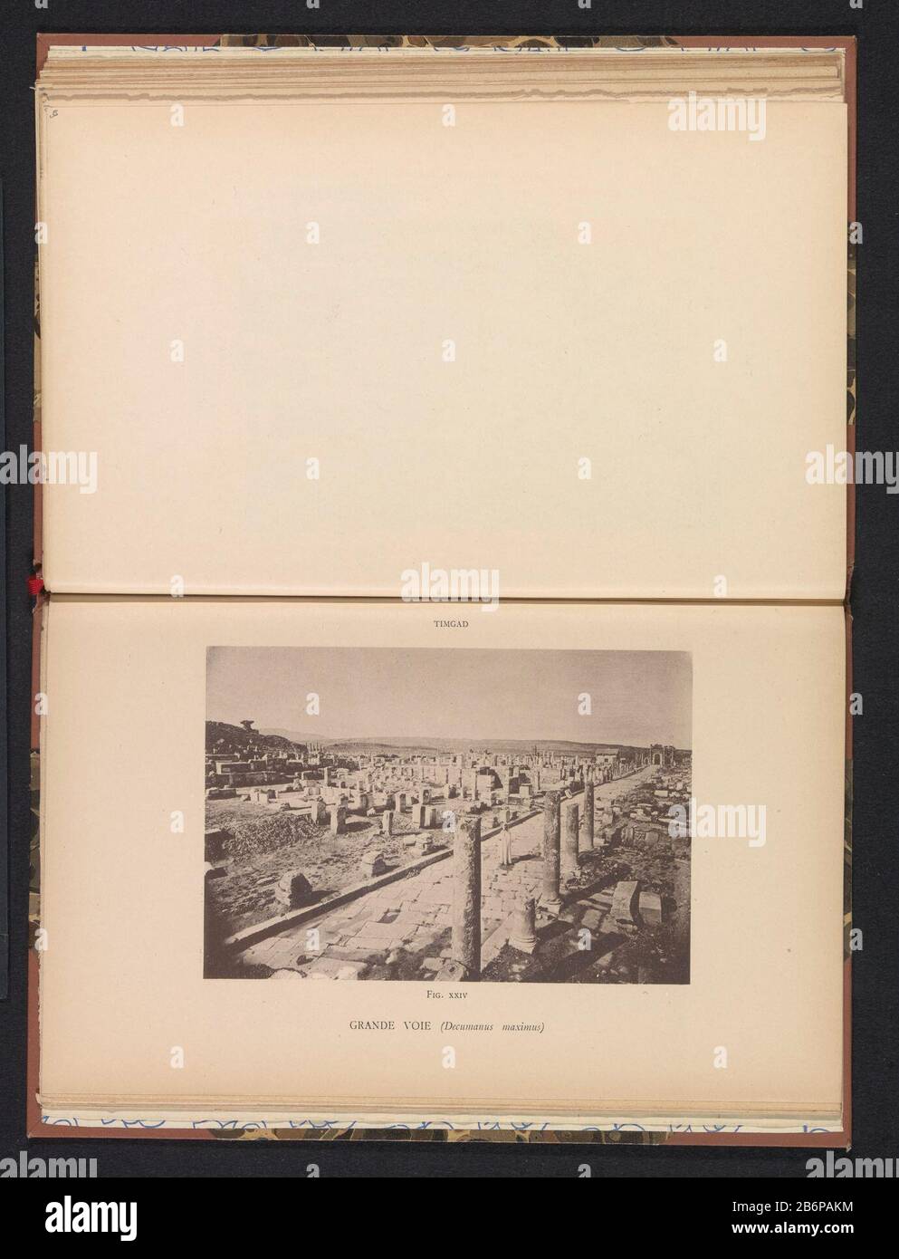 Vue sur les ruines romaines et l'ancienne route principale de TimgadGrande voie (Decumanus maximus) (titre objet) Type de propriété: Photo-mécanique imprimer page Numéro d'article: RP-F 2001-7-508-20 Inscriptions / marques: Numéro, recto, imprimé: 'Fig. XXIV' Fabricant : photographe: Fabricant anonyme: Berthaud Frere Lieu de fabrication: Photographe: Timgadvervaardiger: France rencontres: CA. 1884 - à l'intérieur ou à l'avant 1894 matériau: Technique du papier: Dimensions de la pression lumineuse: Photo: H 103 mm × W 150 mmToelichtPrent en face de la page 29. Sujet: Paysage avec gelding où : Timgad Banque D'Images