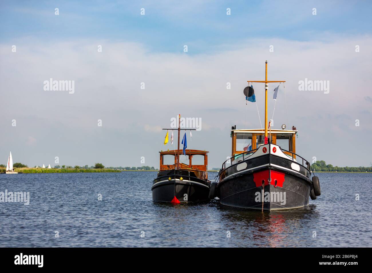 2 vieux remorqueurs à l'ancre sur le lac 't Joppe aux Pays-Bas. Banque D'Images
