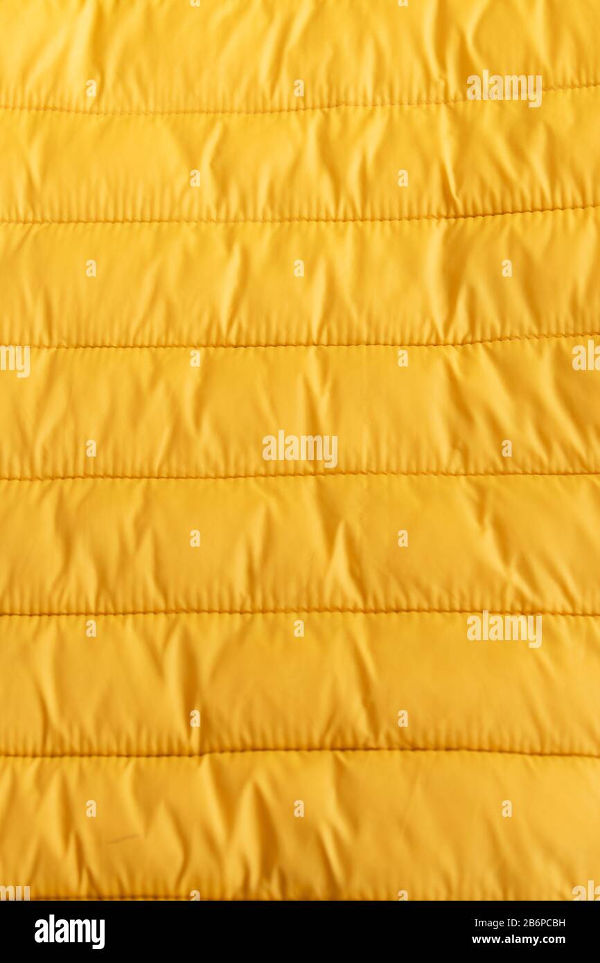Vue sur la récolte de la veste en duvet jaune Banque D'Images