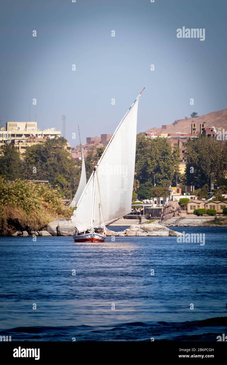 Bateaux à voile à travers le Nil à Assouan, Egypte Banque D'Images