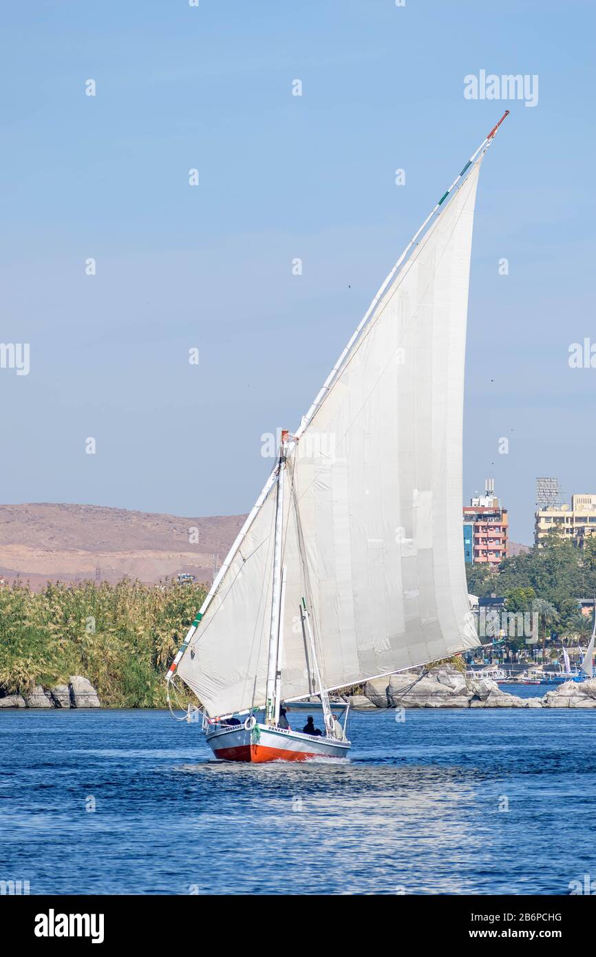 Bateaux à voile à travers le Nil à Assouan, Egypte Banque D'Images