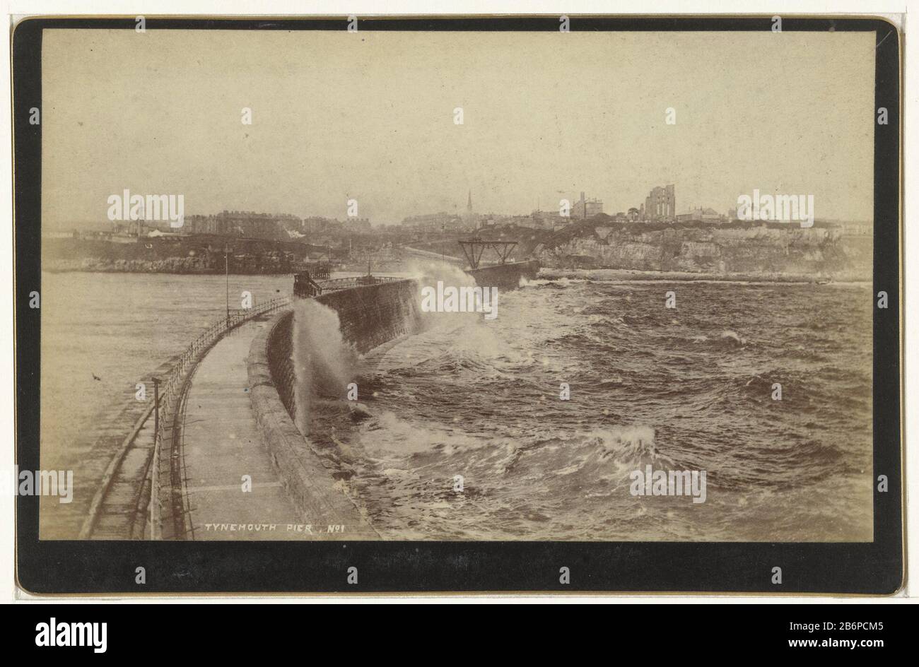 Gezicht op Tynemouth Pier Tynemouth Pier, No 1 (titel op object) Voir PierTynemouth Tynemouth Pier, No. 1 (title on object) Type d'objet: Numéro d'image de l'objet: RP-F-00-1032 Inscriptions / marques: Titre, recto ci-dessous, a été imprimé avec un négatif, 'Tynemouth Pier, No. 1' Fabricant : Photographe: Fabrication anonyme Date: 1880 - 1890 Caractéristiques physiques: Albumen imprimer sur du papier photographique sur du carton avec de vieux matériaux de cadre: Papier carton technique: Albumen imprimer dimensions: Photo: H 95 mm × W 155 mblad: H 106 mm × W 164 mm Sujet: Noms de villes et de villas Banque D'Images