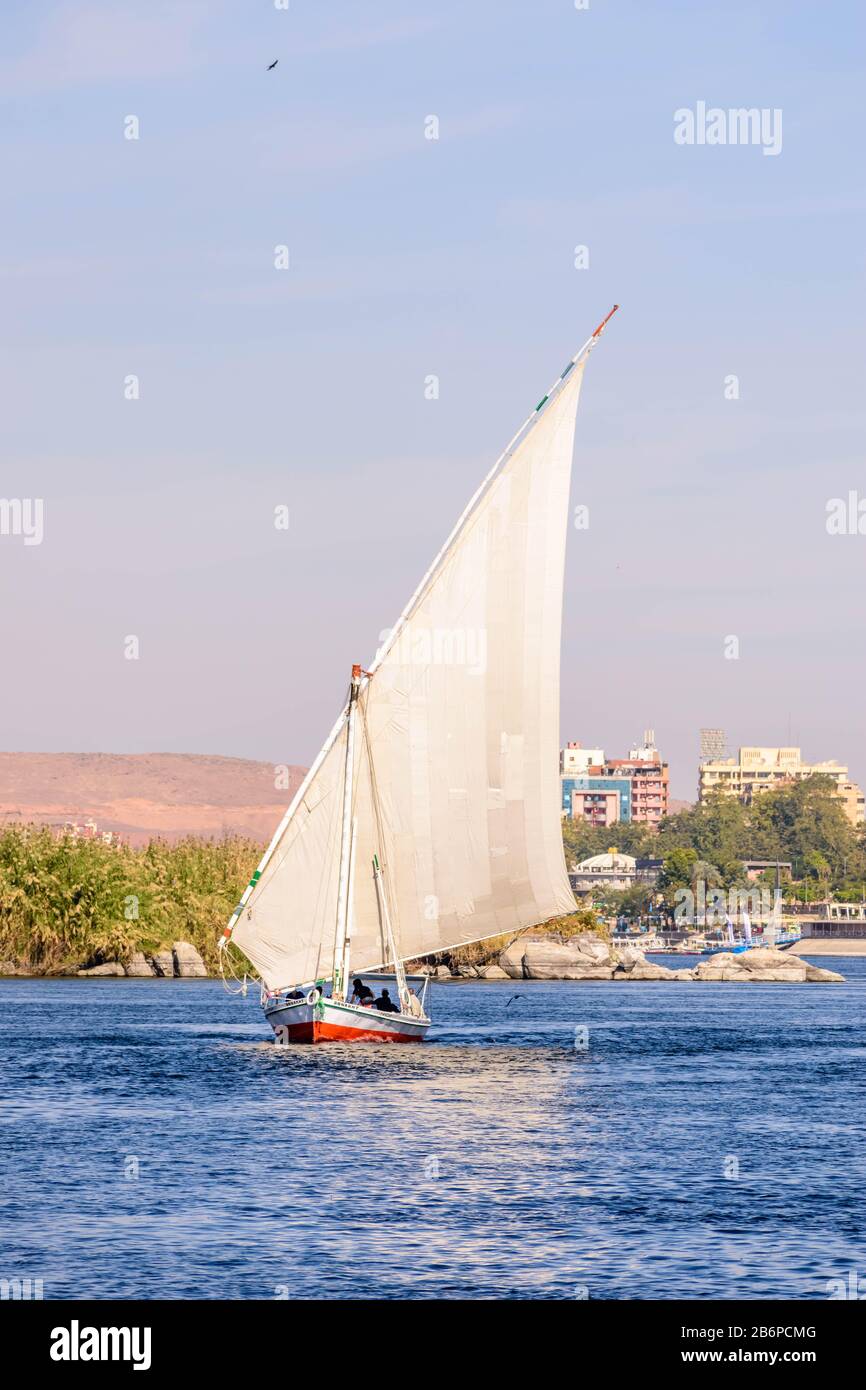 Bateaux à voile à travers le Nil à Assouan, Egypte Banque D'Images