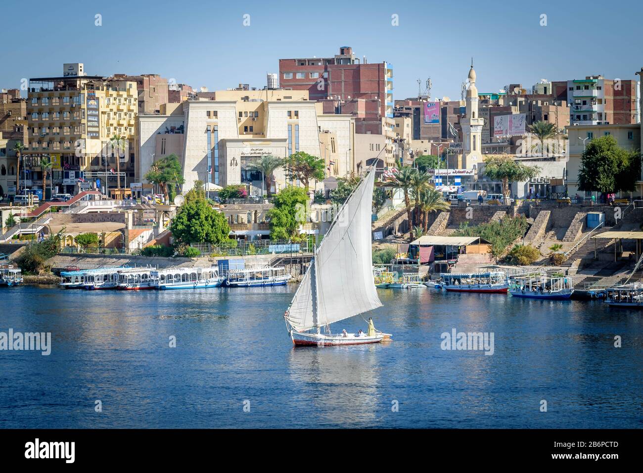 Bateaux à voile à travers le Nil à Assouan, Egypte Banque D'Images